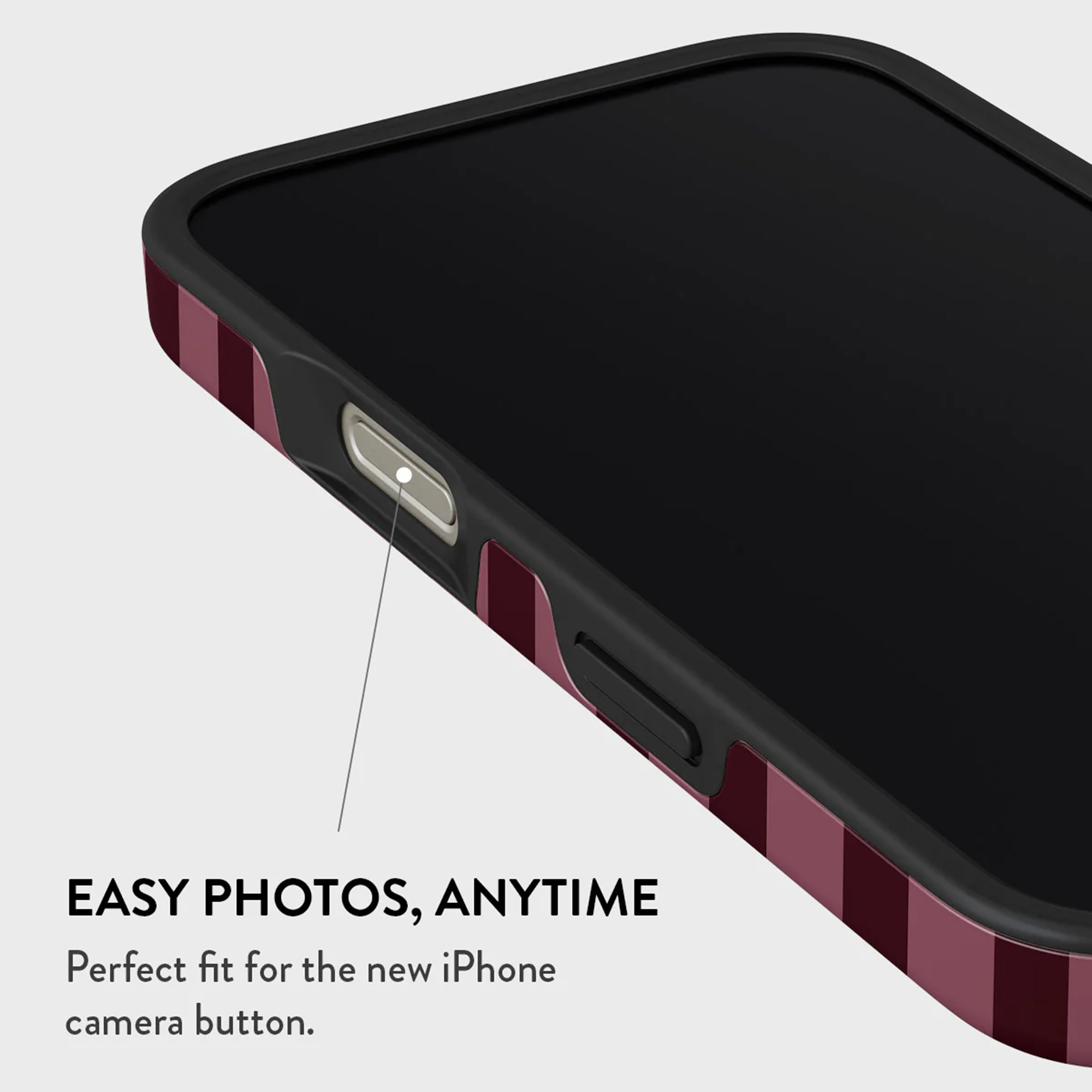 Gros plan d'un iPhone noir avec un étui à motifs. L'étui a des rayures bordeaux verticales. Le bouton de l'appareil photo est visible.