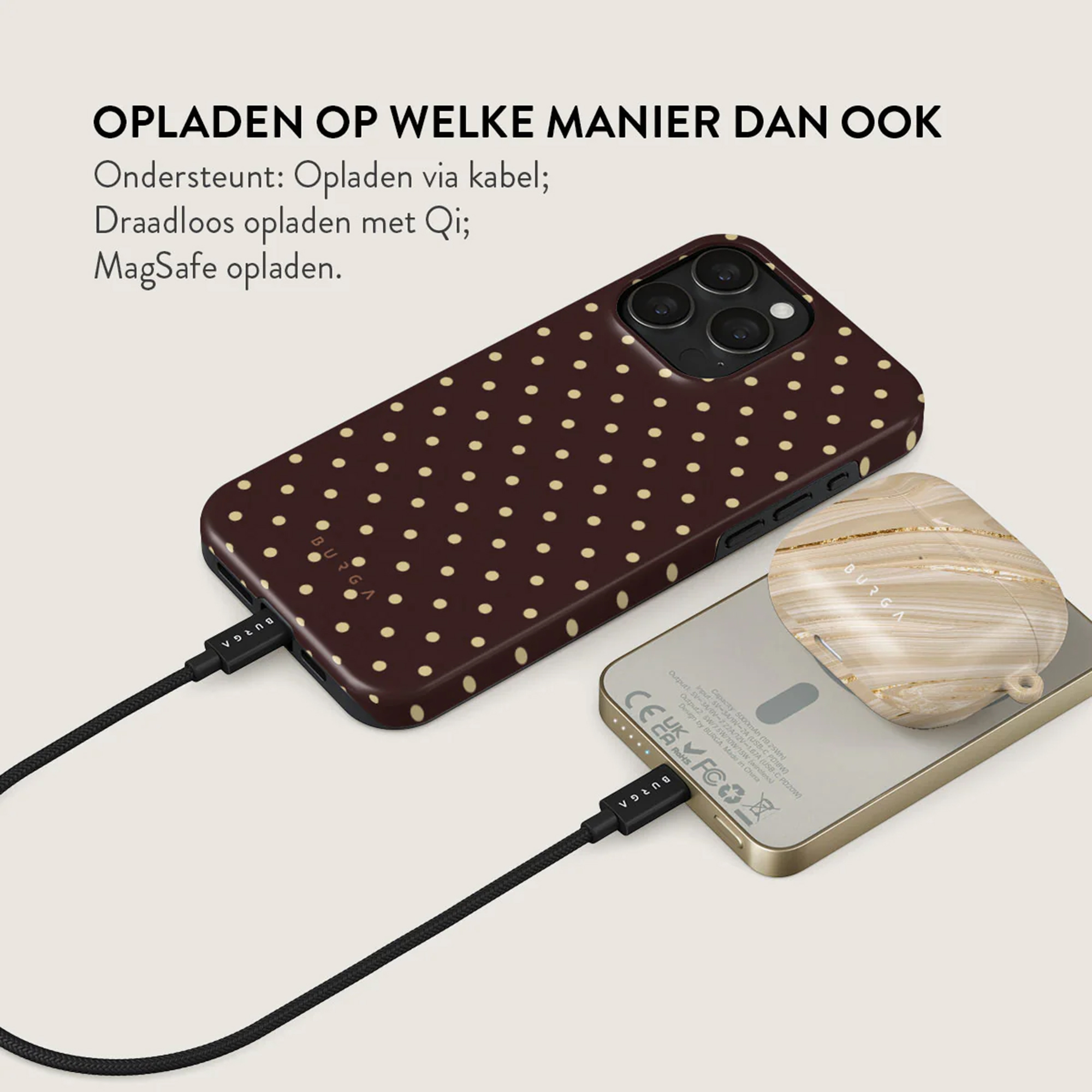 Téléphone avec étui, charge par câble sur une banque d'alimentation. Étui AirPods sur la banque d'alimentation. Texte en néerlandais.