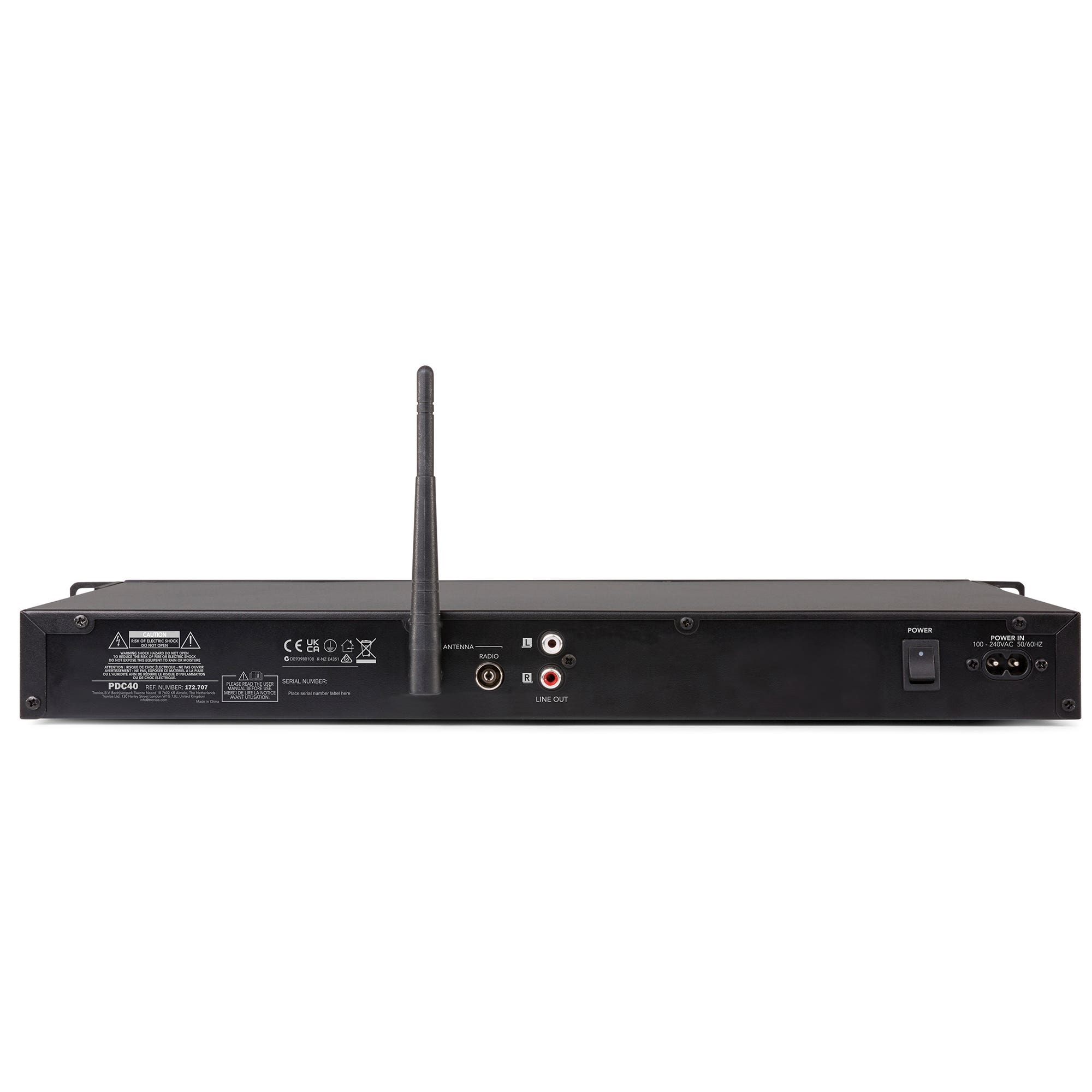 Vista trasera de un dispositivo de audio negro con antena, puertos e interruptor de encendido. Hay advertencias y etiquetas.