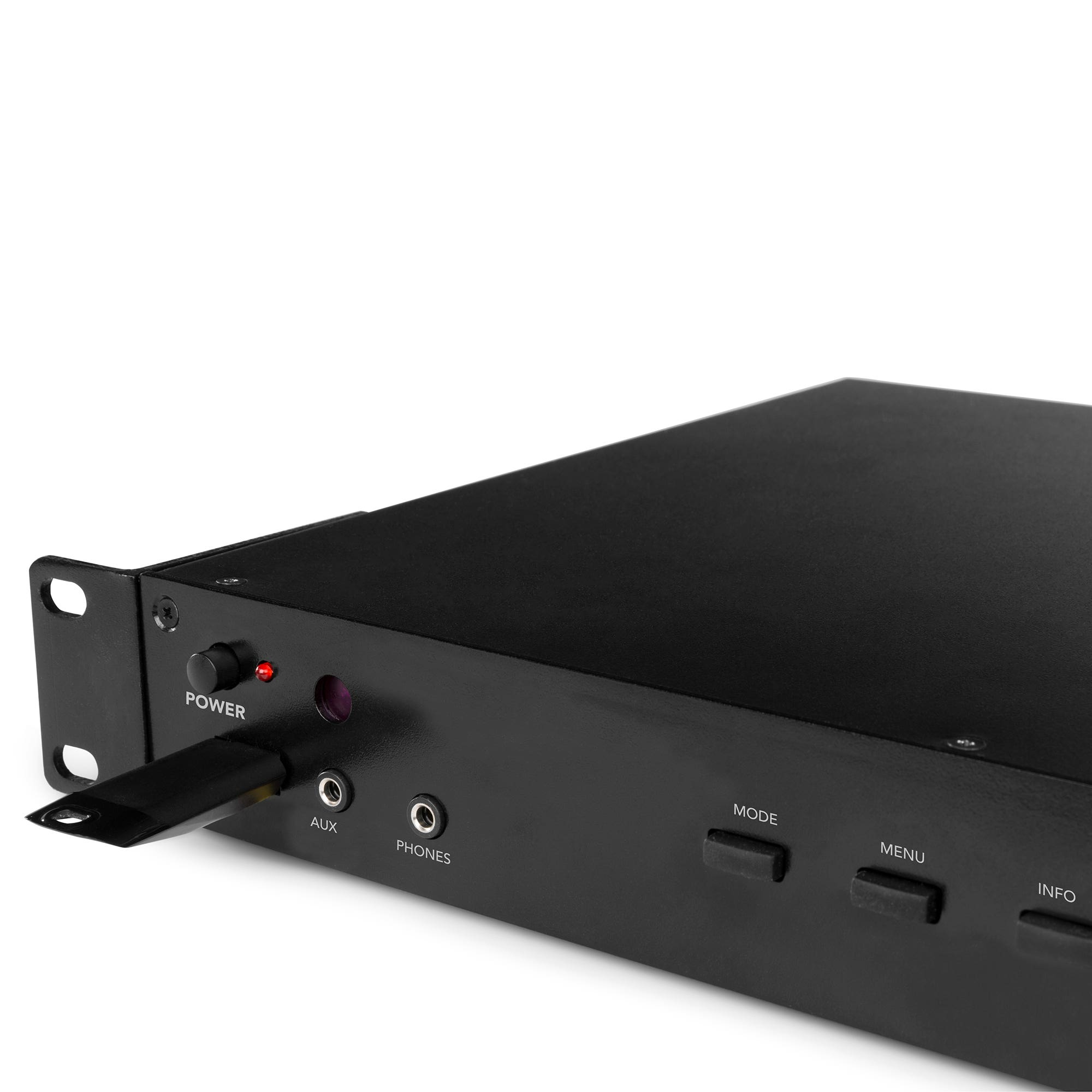 Dispositivo de audio negro con unidad USB insertada. Botón de encendido con luz roja, botones aux, phones, mode, menu e info.