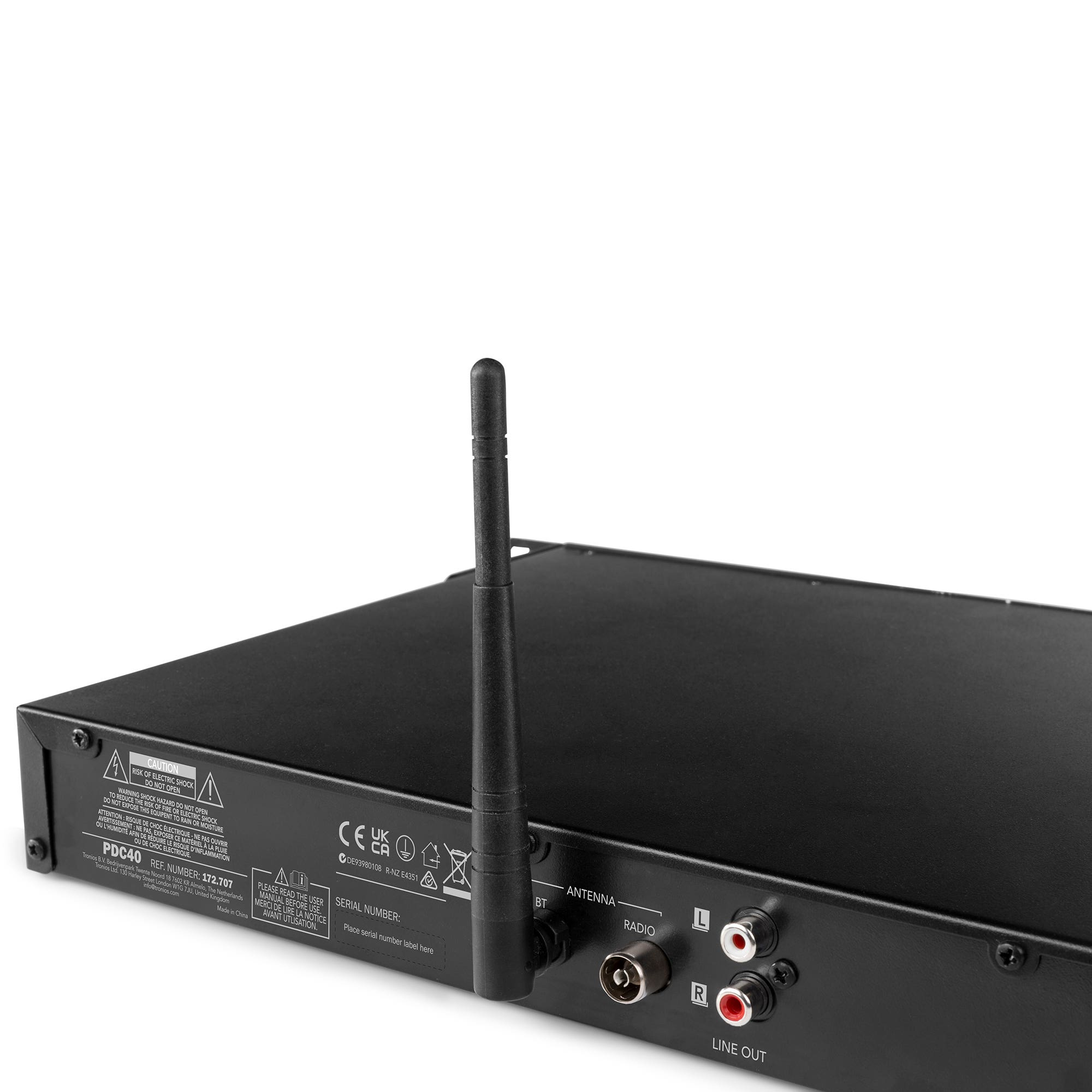 Dispositivo de audio negro con antena, entradas y etiquetas de advertencia.