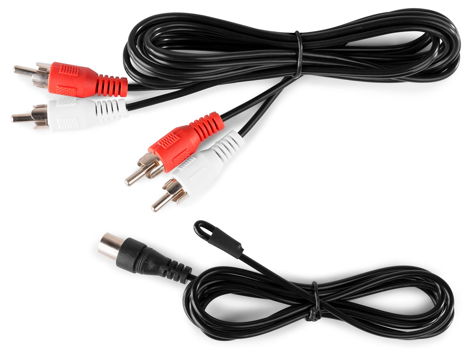 La imagen muestra cables de audio. Se ven conectores RCA rojos y blancos y un cable negro con un conector de clavija sobre un fondo blanco.