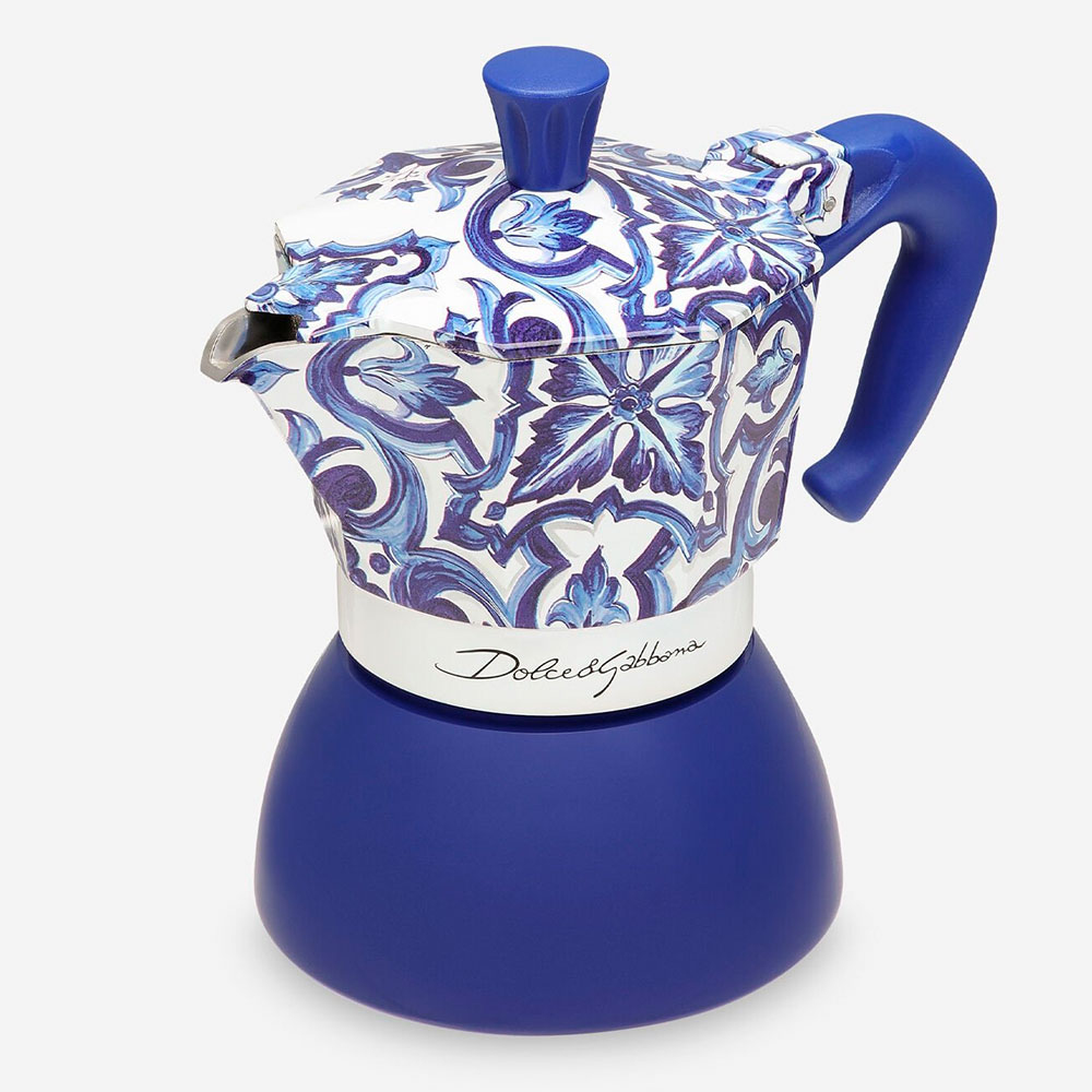Una caffettiera Dolce & Gabbana. È blu con un design floreale. Il manico e il pomello sono blu.