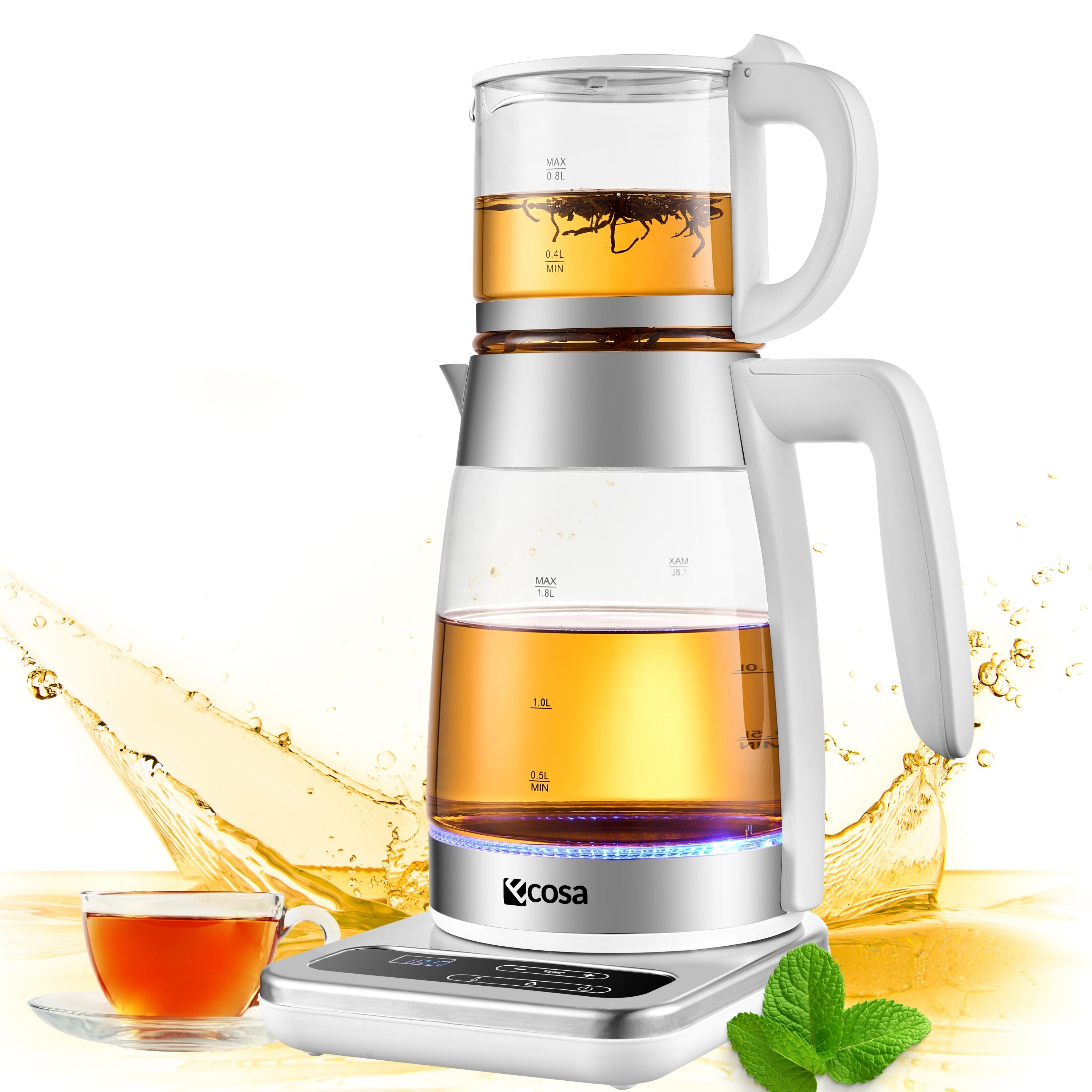 Ein Teekocher mit Tee, eine Teetasse, Minzblätter und ein Teespritzer. Der Kocher ist weiß und aus Glas.