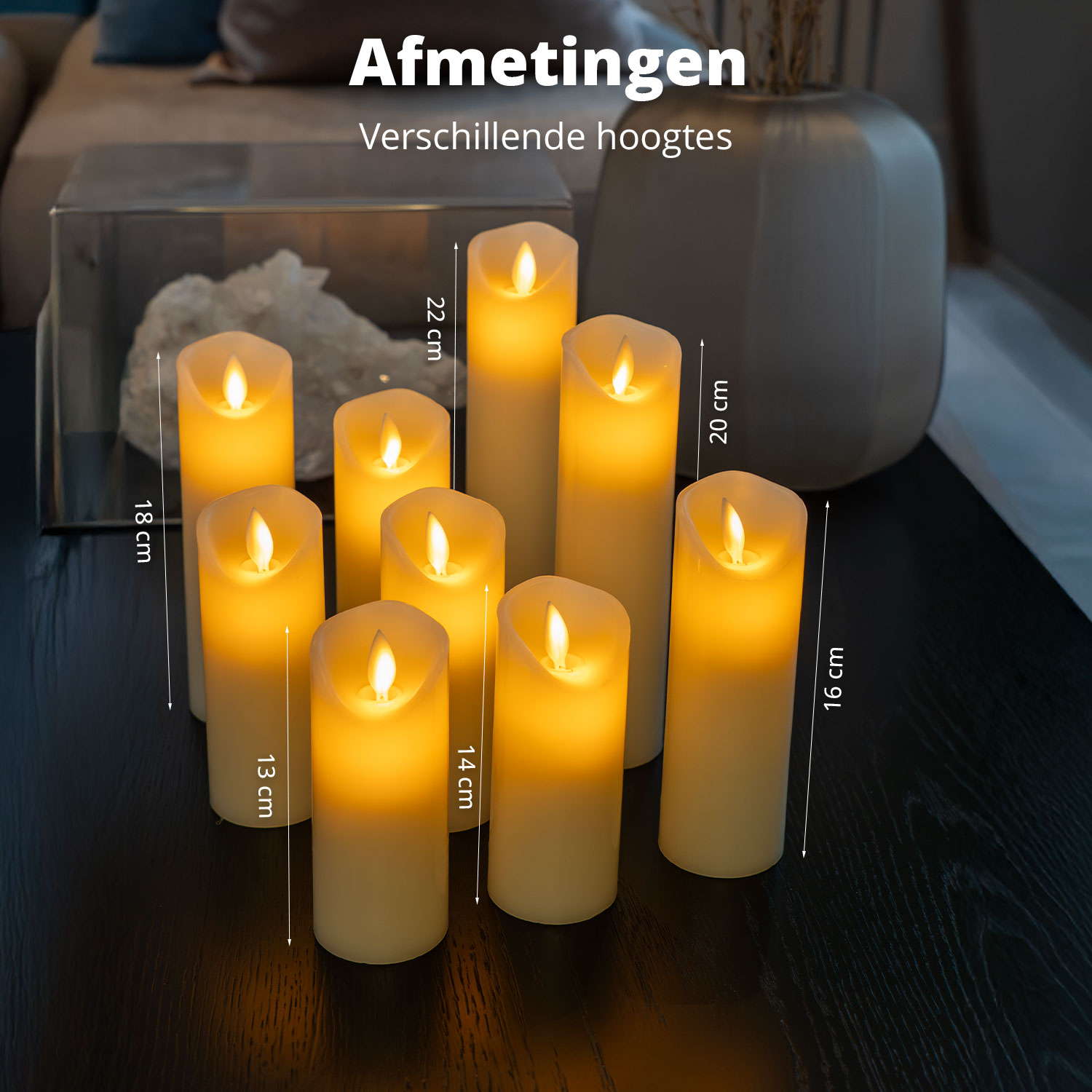 Neun brennende, elfenbeinfarbene Säulenkerzen unterschiedlicher Höhe stehen auf einem dunklen Tisch. Die Szene umfasst eine Vase und Maße.