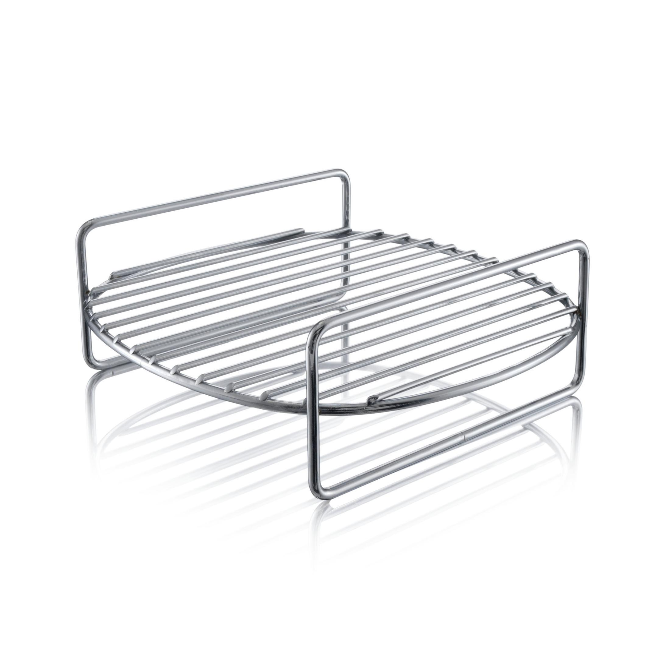 Una parrilla metálica cromada, rectangular con lados curvos, sobre una superficie blanca con su reflejo.