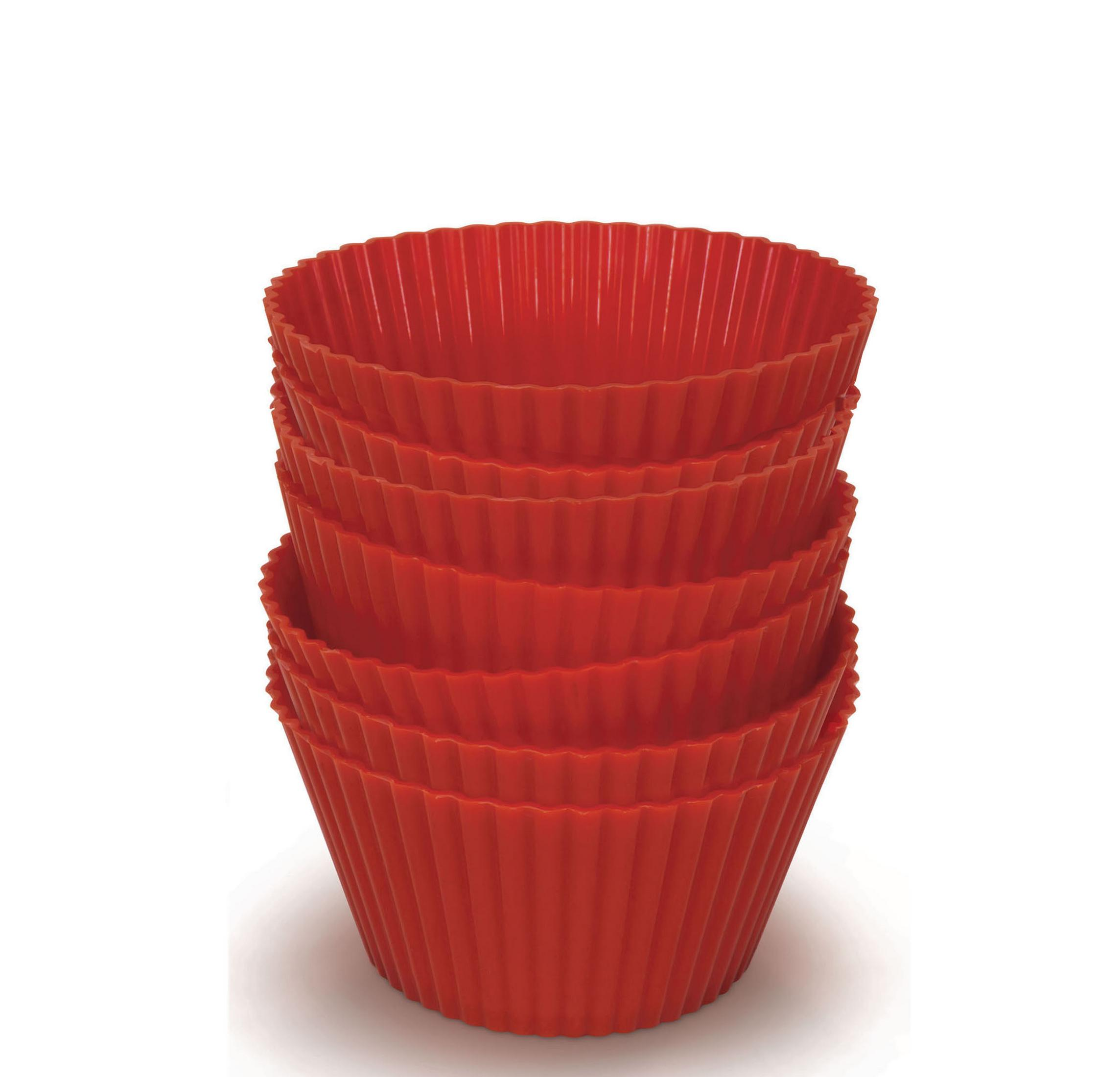 Une pile de cinq moules à cupcakes en silicone rouge, côtés cannelés, sur fond blanc.