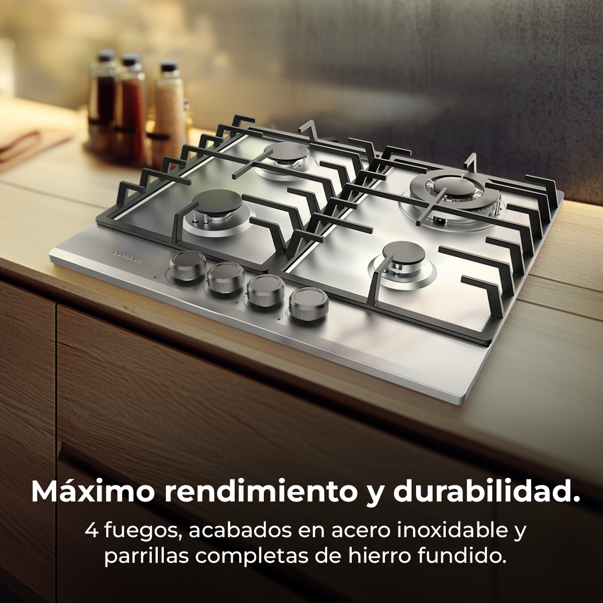 Płyta gazowa ze stali nierdzewnej z czterema palnikami, czarnymi rusztami i pokrętłami. Butelki w rozmytym tle.