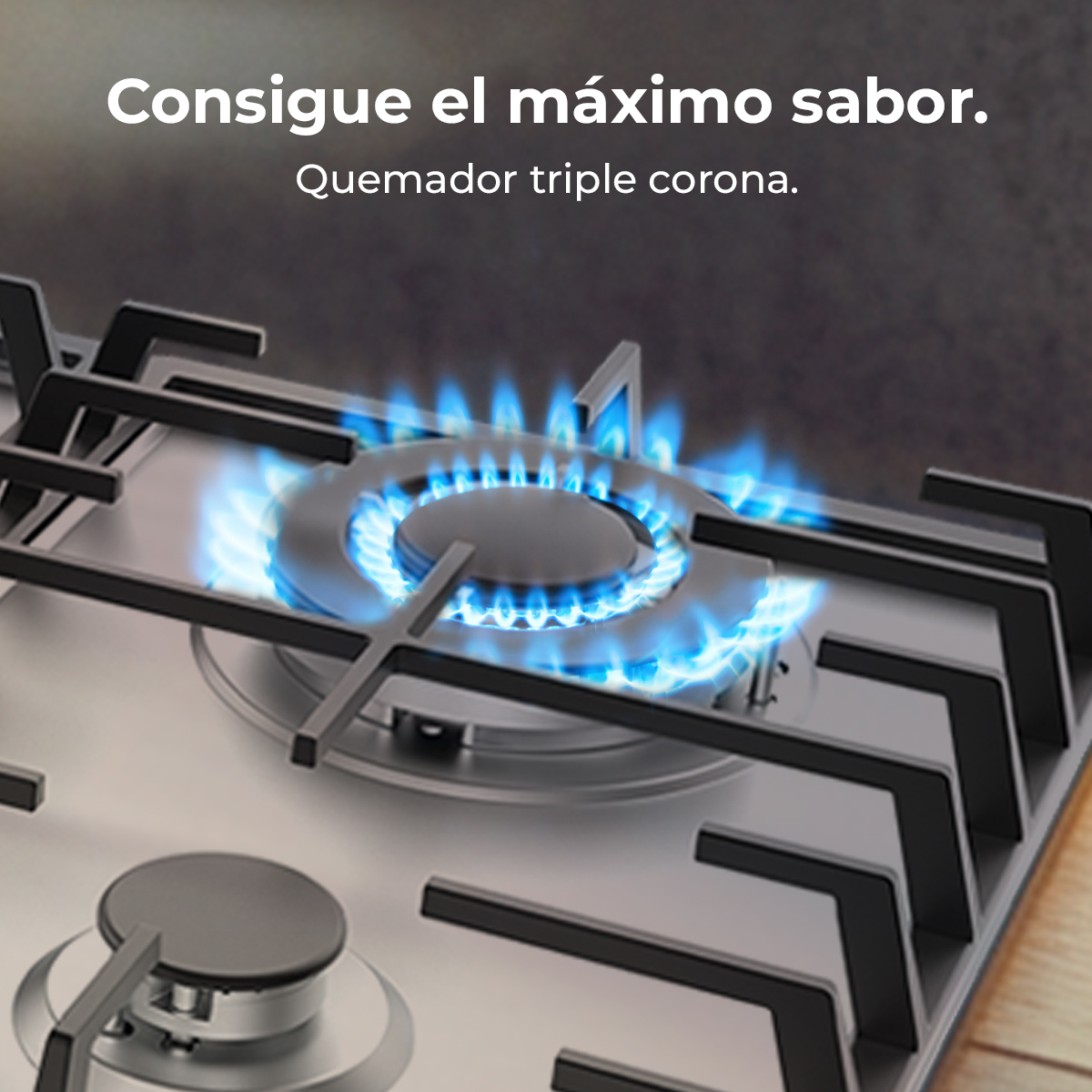 Zbliżenie kuchenki gazowej z niebieskimi płomieniami. Tekst brzmi: 'Uzyskaj maksymalny smak. Palnik z potrójną koroną.'