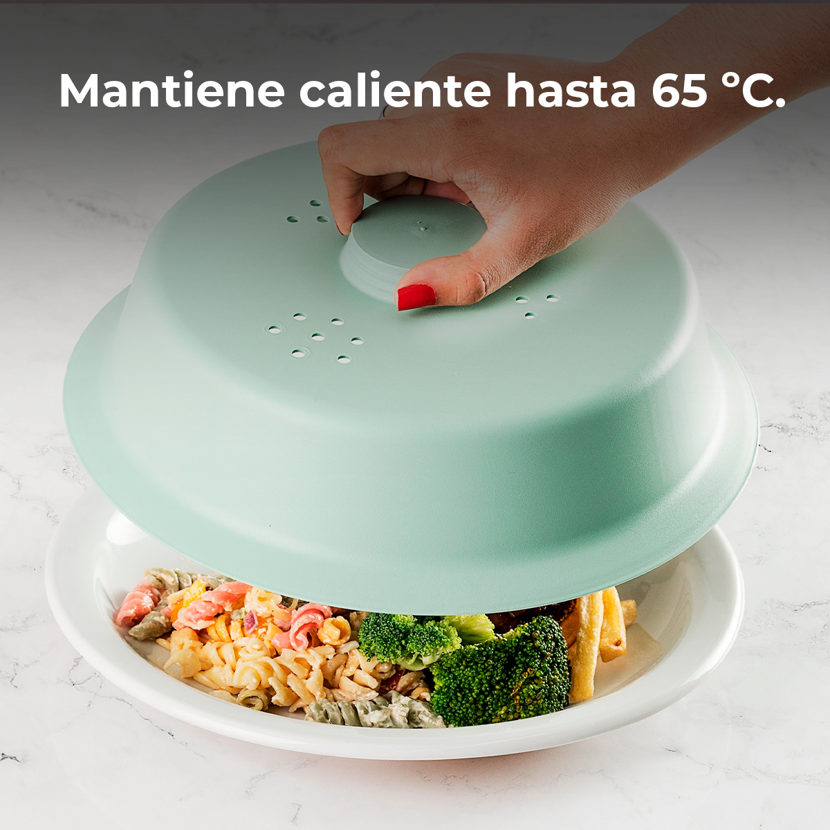 Ręka umieszcza miętową pokrywkę na białym talerzu z makaronem i brokułami. Tekst mówi: 'Utrzymuje ciepło do 65°C'.