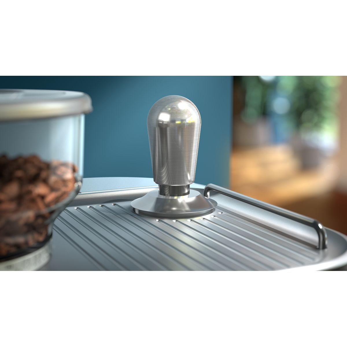 Zbliżenie na ubijak do kawy ze stali nierdzewnej z podstawą. Ziarna kawy w pojemniku po lewej stronie. Niebieskie tło.