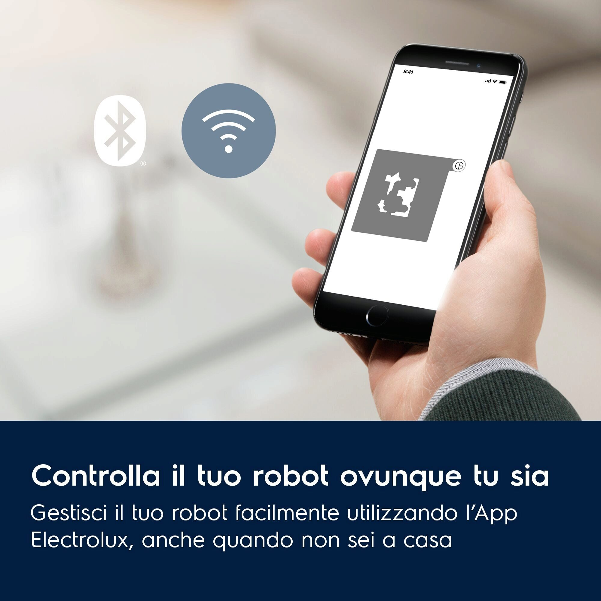 Mano che tiene uno smartphone con interfaccia app, icone Bluetooth e WiFi presenti.