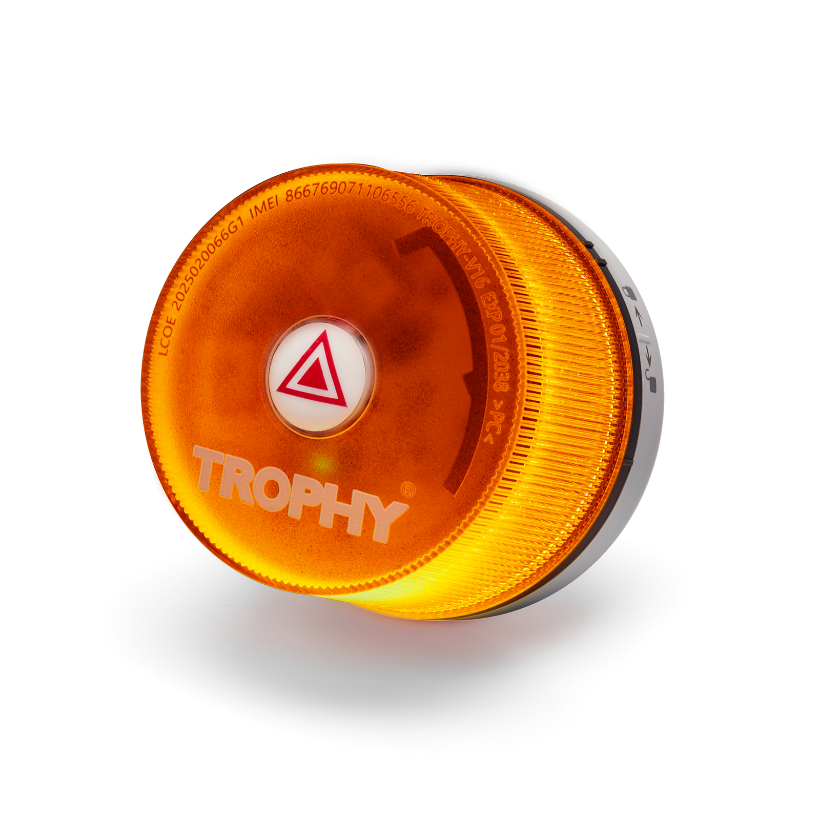Una luz de advertencia naranja con un triángulo blanco y rojo, la marca es Trophy. Fondo negro.