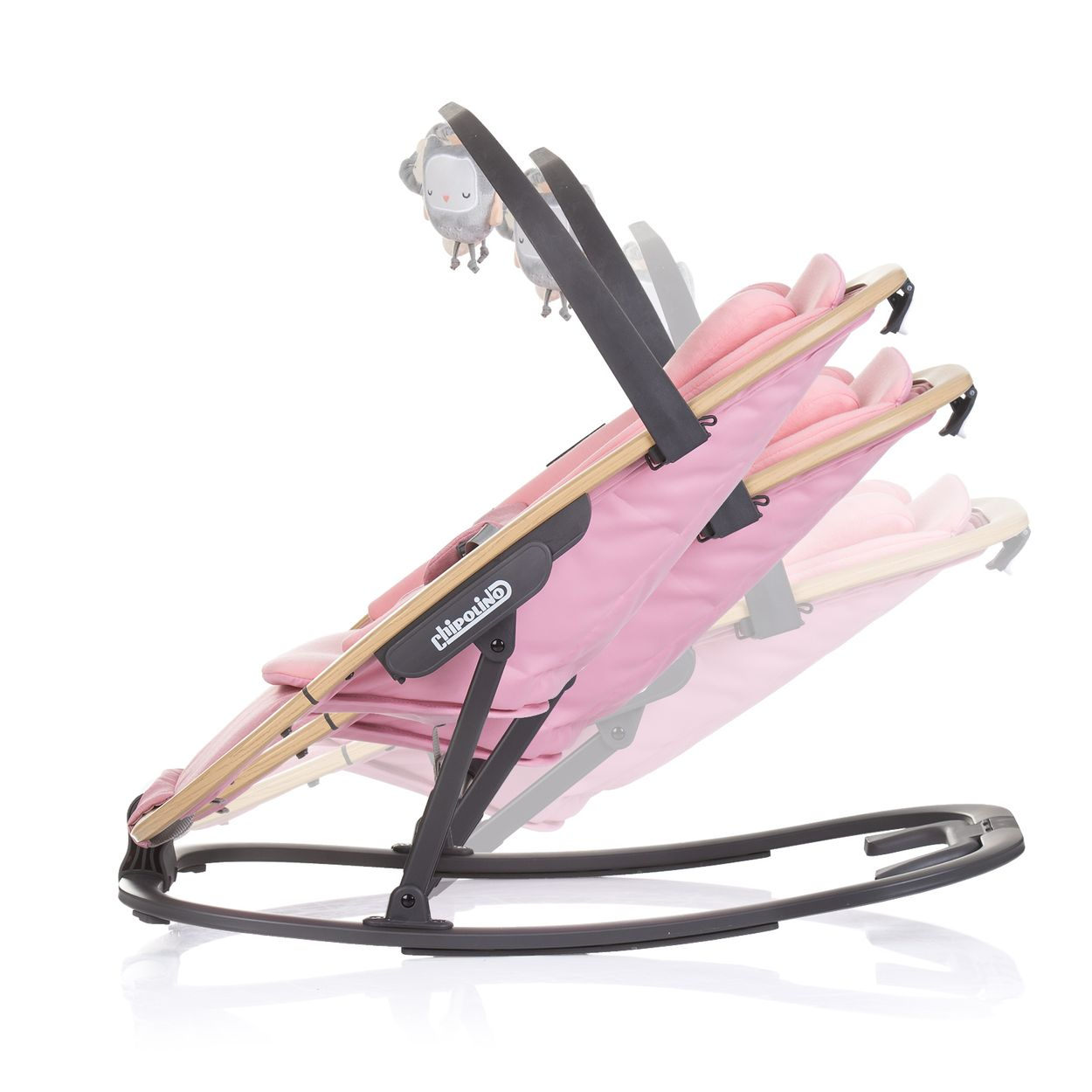 Ein rosa Babywippe mit Spielzeug, Holzrahmen und schwarzem Sockel. Die Wippe steht auf weißem Grund, mit Markennamen.