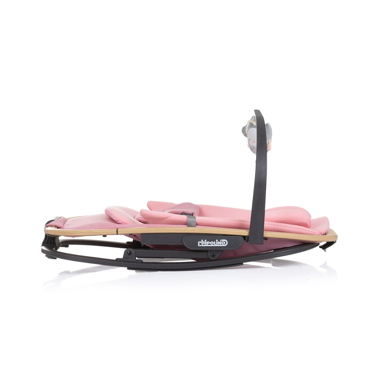Eine rosa Babywippe mit Spielbügel. Sie hat ein Holzgestell und einen schwarzen Sockel. Die Wippe befindet sich auf weißem Hintergrund.