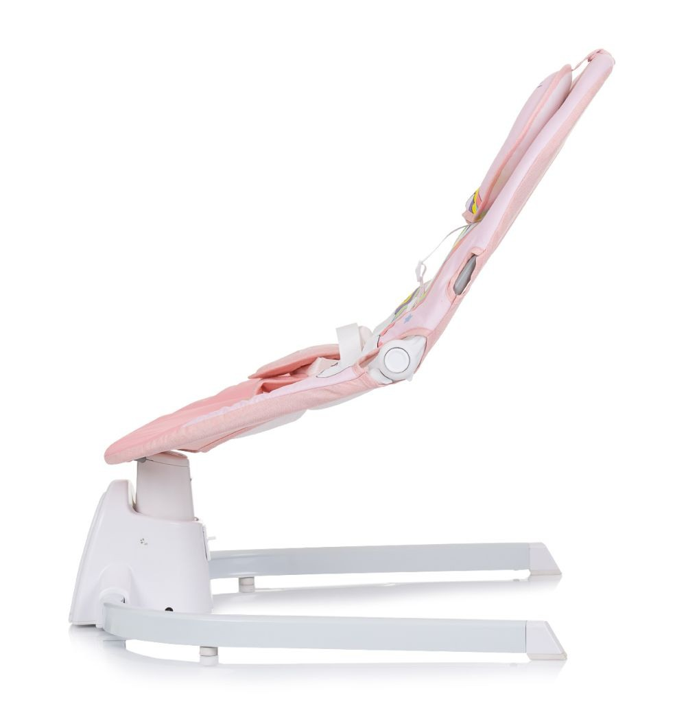 Una hamaca rosa para bebé, vista lateral. Tiene una base y un marco blancos, con un asiento acolchado rosa.