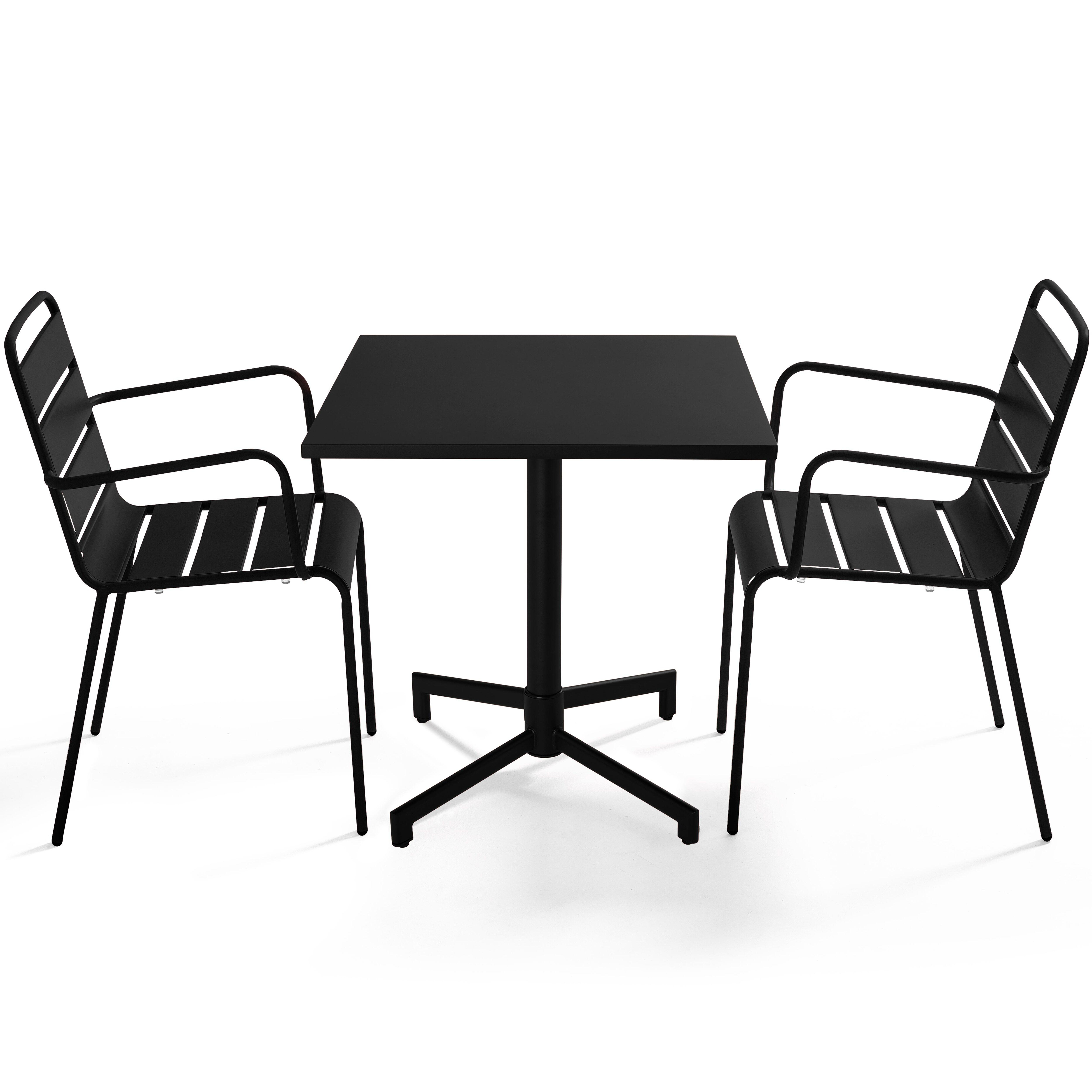 Ein schwarzer quadratischer Tisch mit zwei Stühlen. Alle Elemente sind schwarz und vor weißem Hintergrund platziert.
