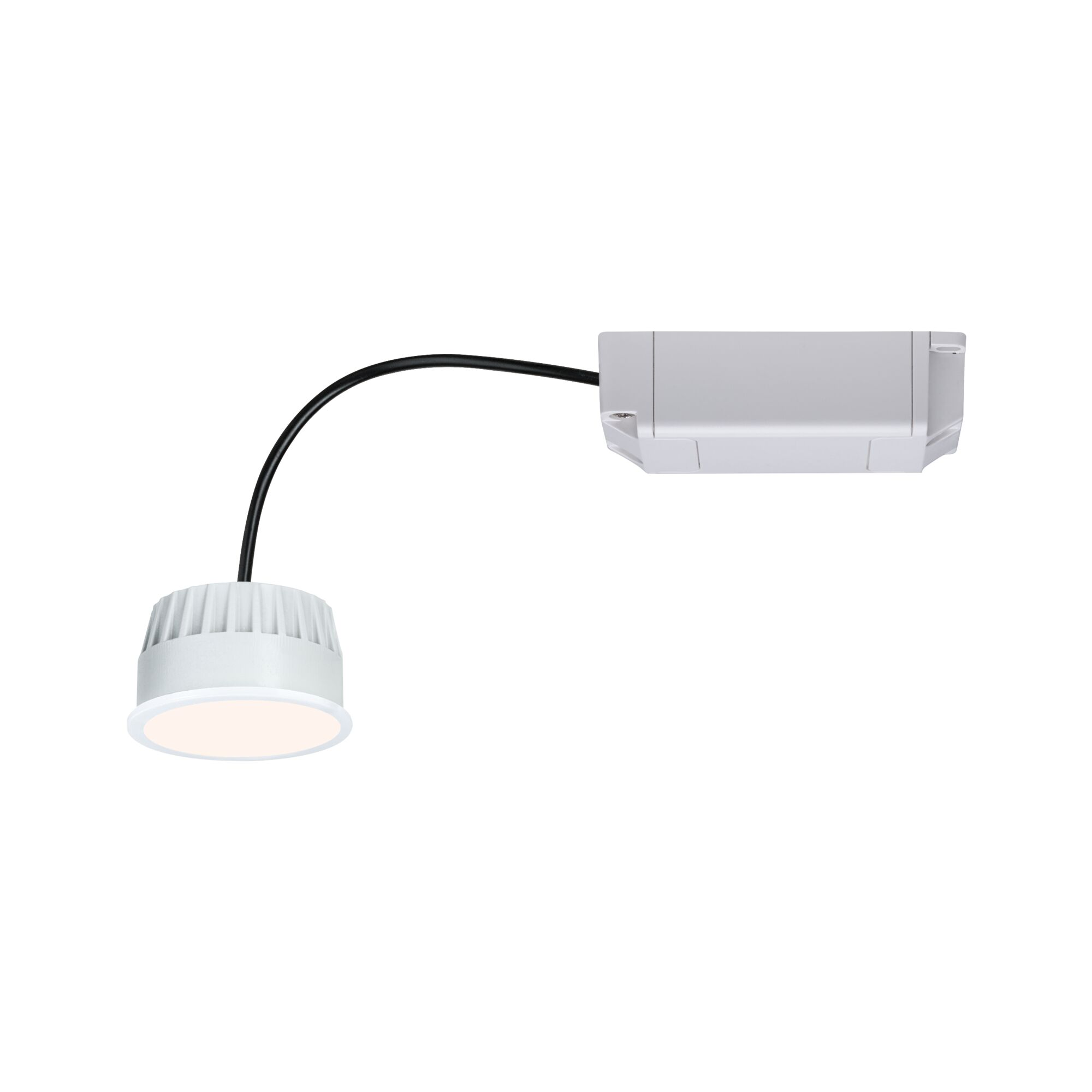 Ein weißer LED-Spot mit Anschlusskabel und weißem Netzteil auf weißem Hintergrund.