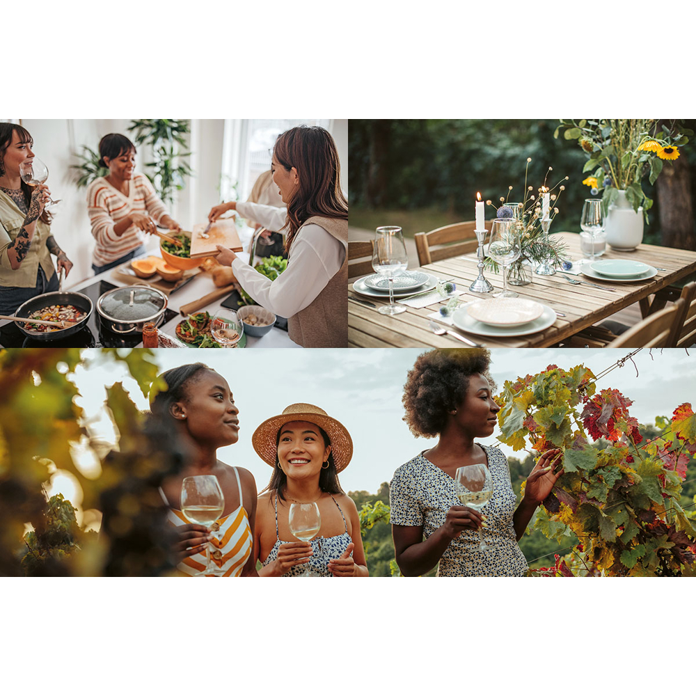 Frauen bereiten drinnen und draußen Essen zu. Andere trinken Wein. Ein Tisch ist zum Essen gedeckt. Weinberg im Vordergrund.