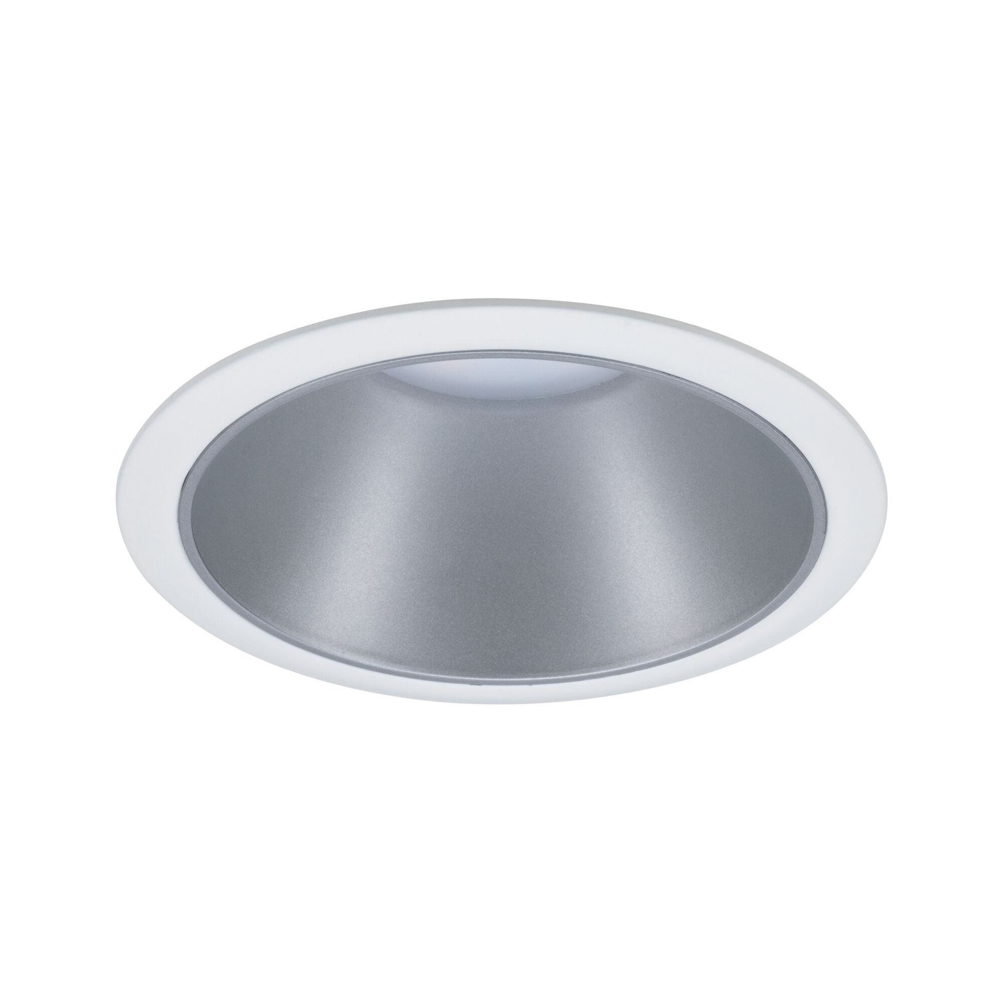 Un apparecchio di illuminazione a soffitto incassato. Ha un anello esterno bianco e un centro argentato incassato.