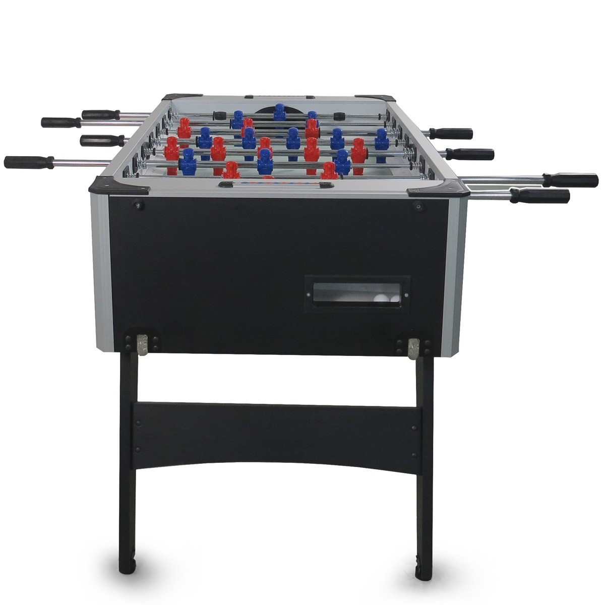 Een tafelvoetbal met rode en blauwe spelers. De tafel is zwart en zilver, met stangen en handvatten. Een witte bal is zichtbaar.