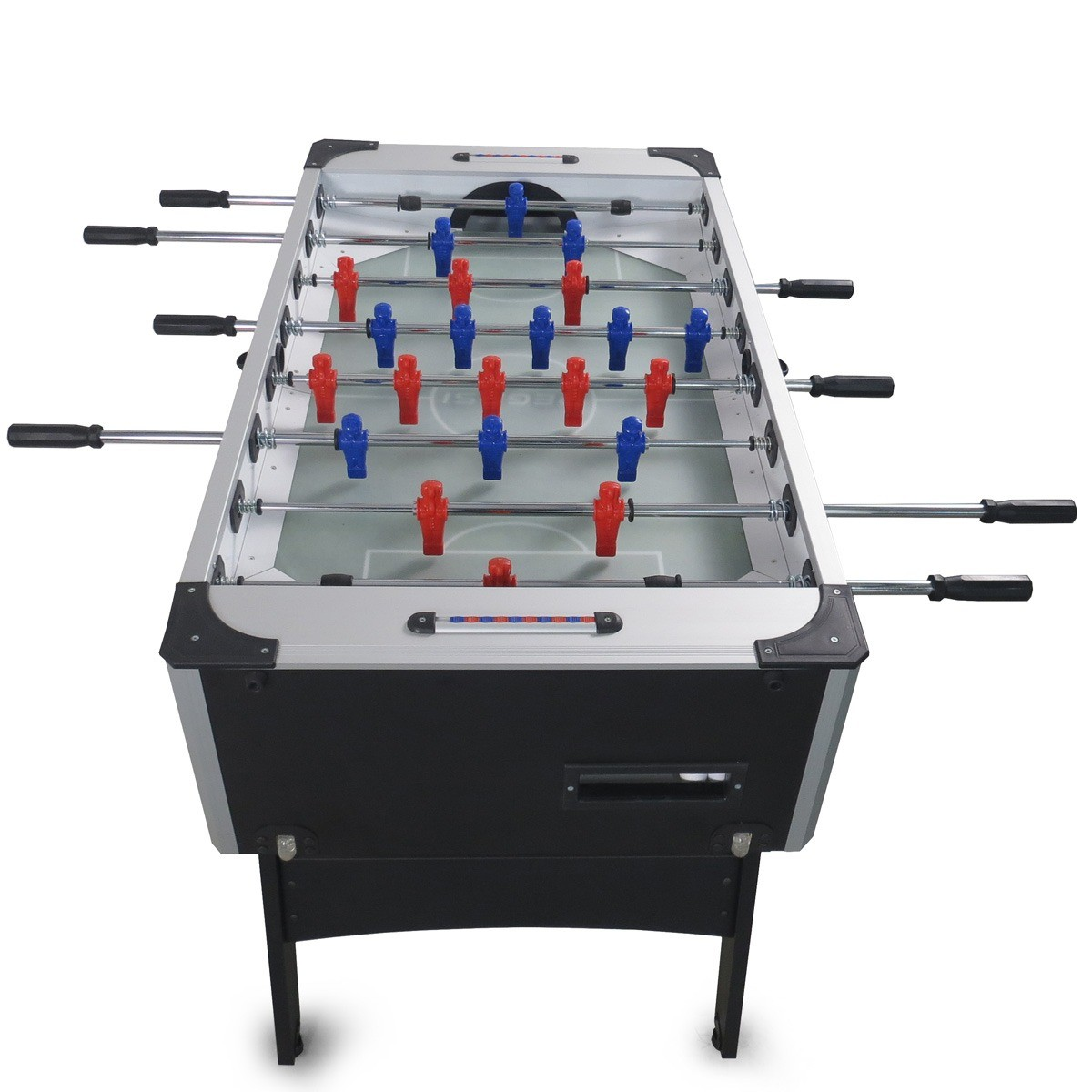 Een tafelvoetbaltafel met rode en blauwe spelers. De tafel is zilver en zwart, met een groen speelveld. Het staat op een witte achtergrond.
