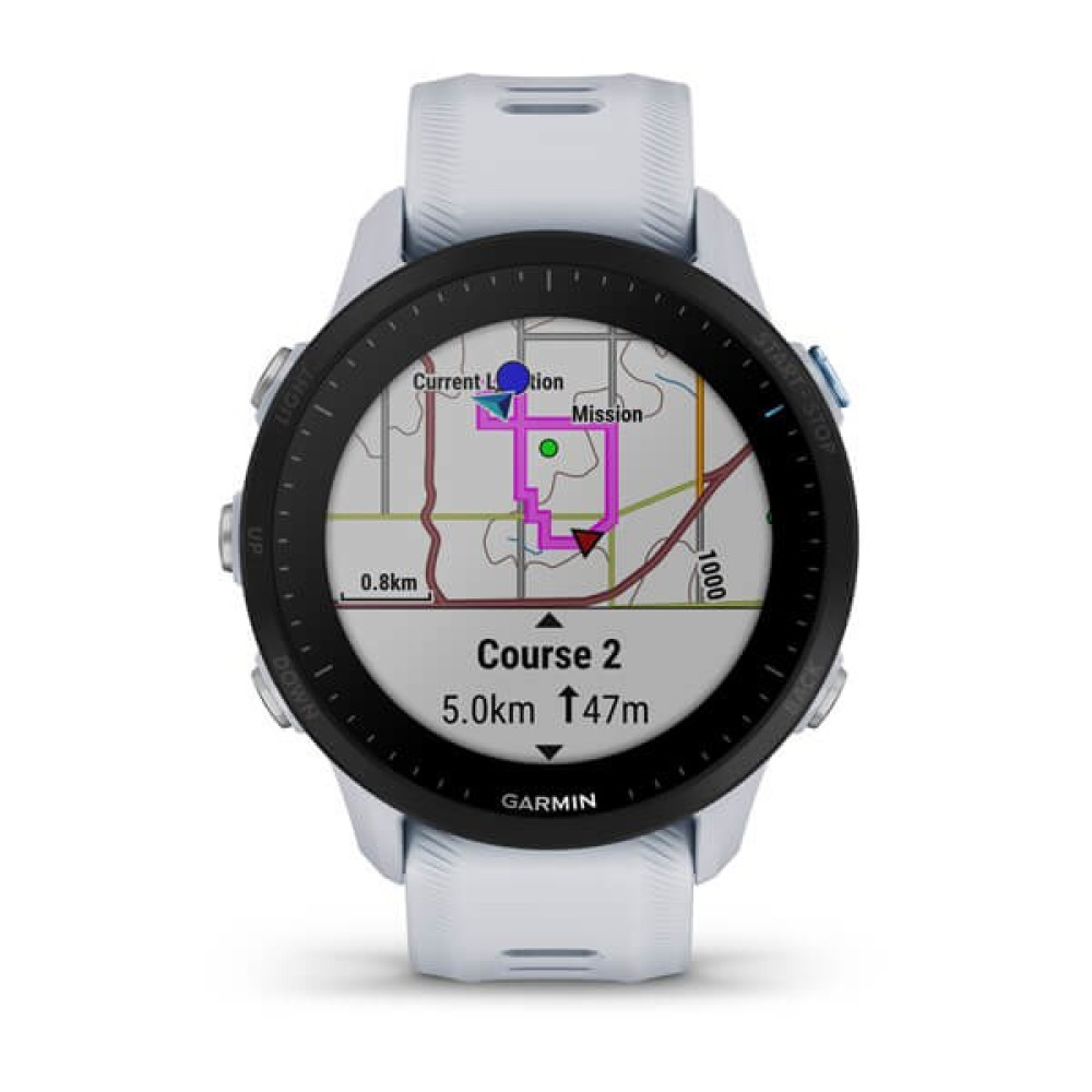 Uno smartwatch Garmin mostra una mappa con un percorso rosa etichettato come 'Corso 2'. L'orologio è bianco e nero e mostra distanza e altitudine.