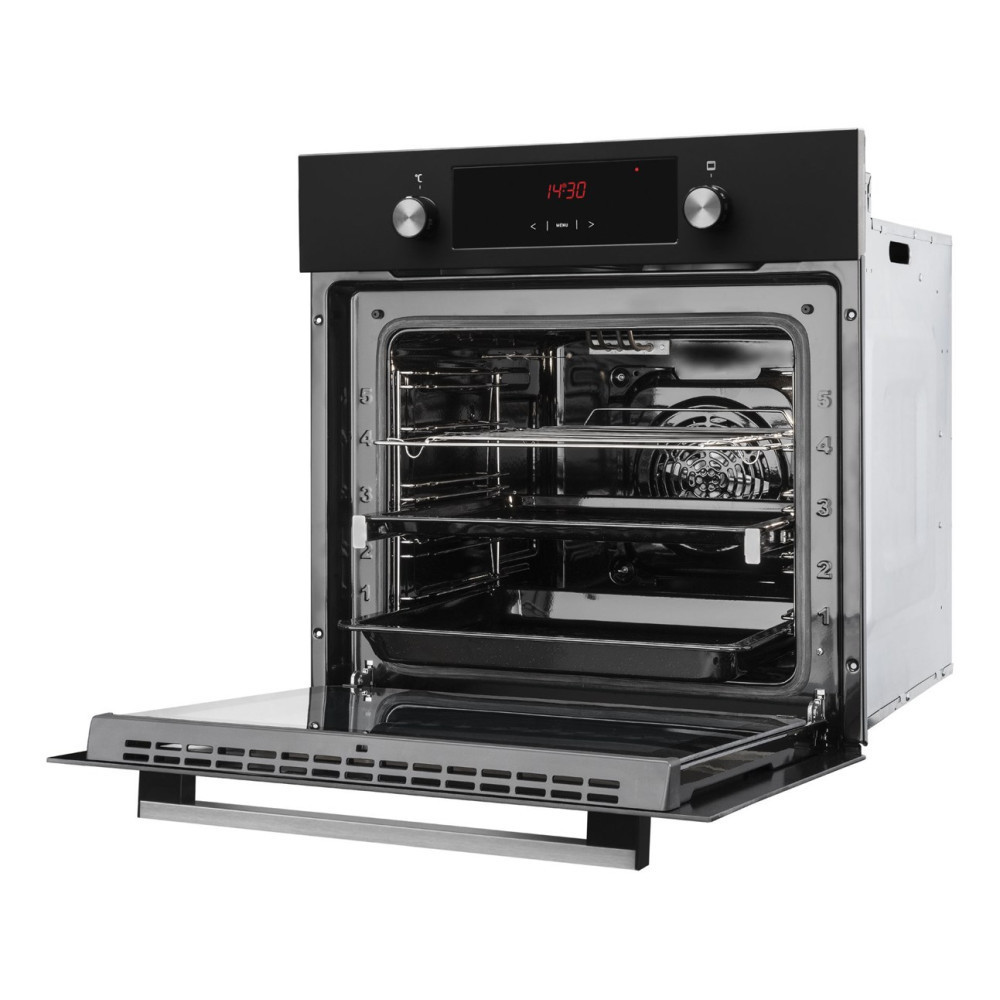 Otwarty czarny piekarnik, wyświetlacz cyfrowy pokazuje 14:30. Wewnątrz widoczne ruszty i taca. Drzwi uchylone.