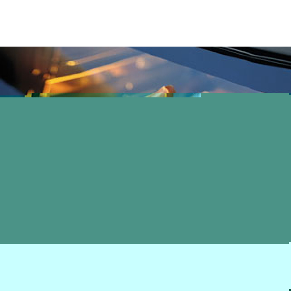 Wnętrze piekarnika z rozmytym widokiem na jedzenie, prezentujące złote odcienie. Turkusowa powierzchnia wypełnia pierwszy plan.