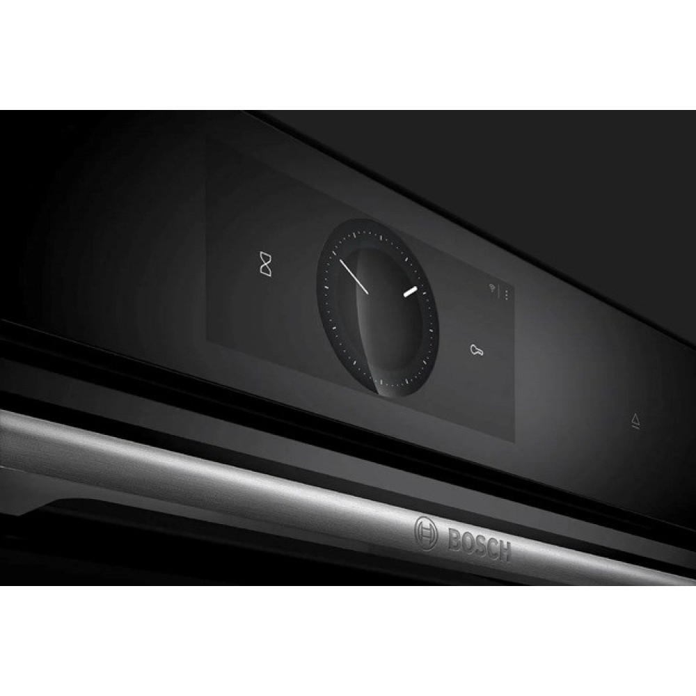 Zbliżenie czarnego panelu sterowania piekarnika. Ma interfejs zegara i logo Bosch. Uchwyt jest metaliczny.