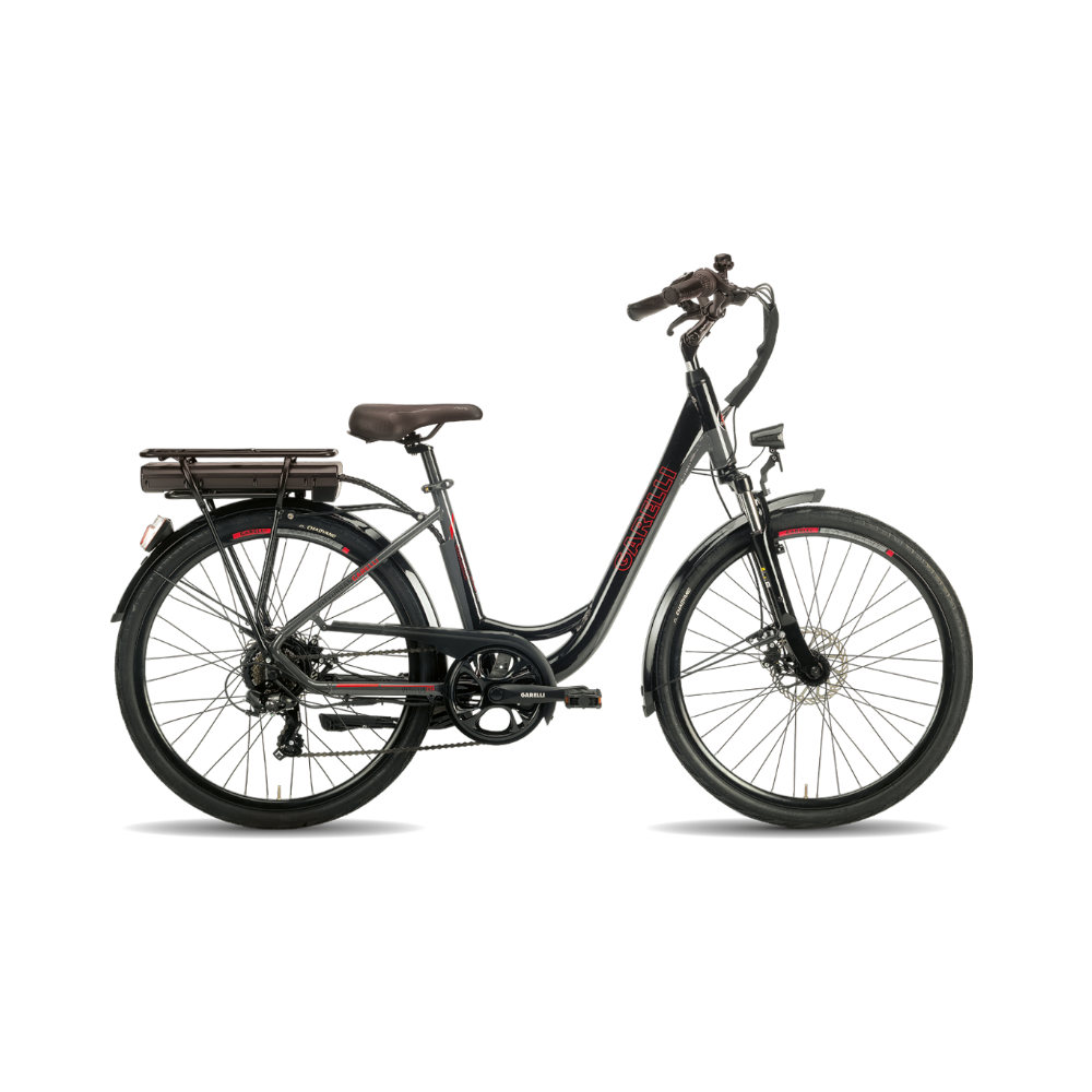 Una bici elettrica nera su sfondo nero. Ha una sella marrone e una batteria sul retro.