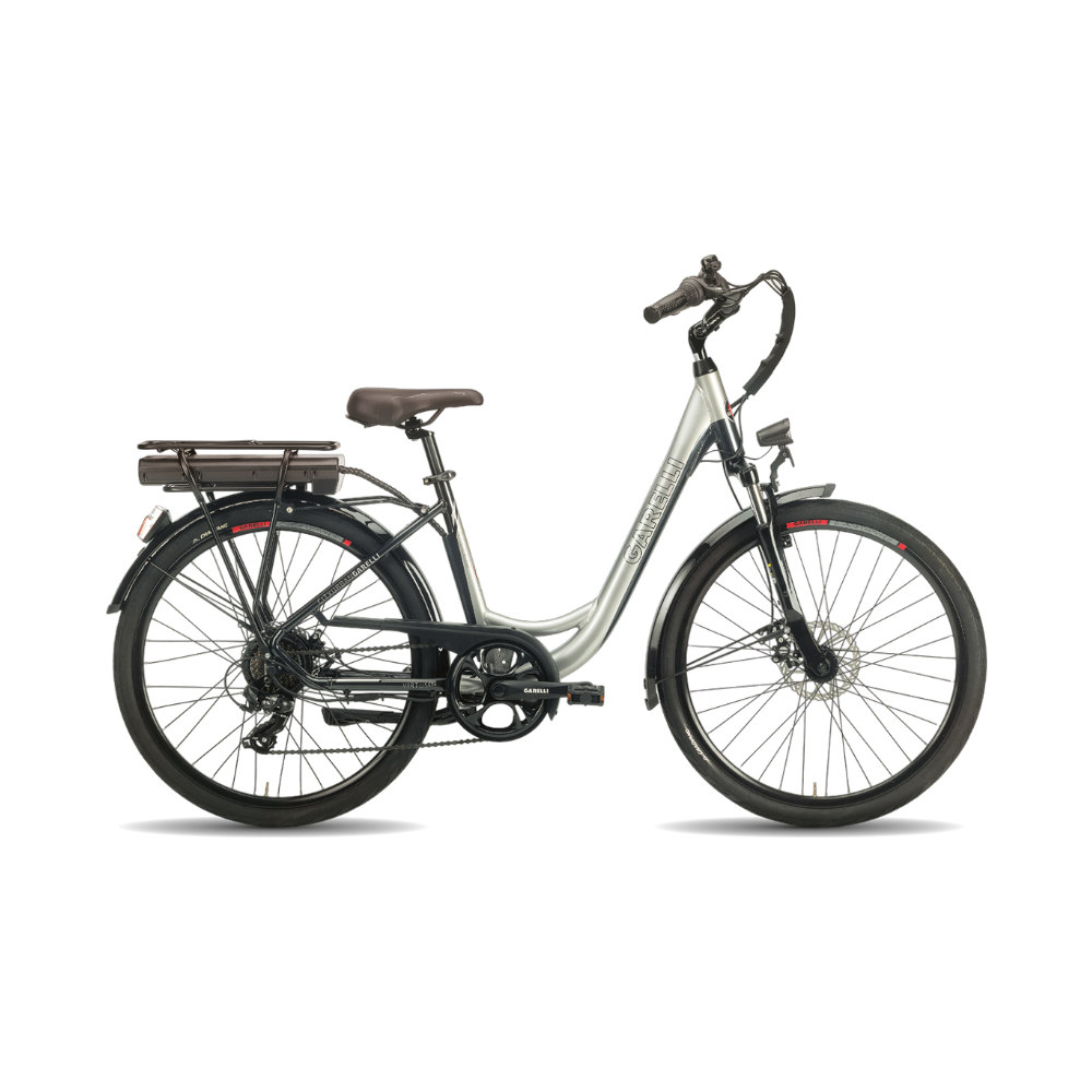Una bicicletta elettrica argento e nera su sfondo nero. Ha una batteria, parafanghi e il marchio Garelli visibile.