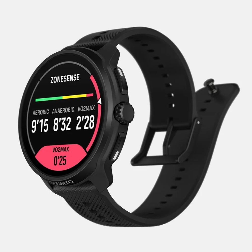 Czarny smartwatch z okrągłym wyświetlaczem pokazującym dane. Zegarek ma czarny pasek. Ekran wyświetla metryki treningowe i VO2Max.