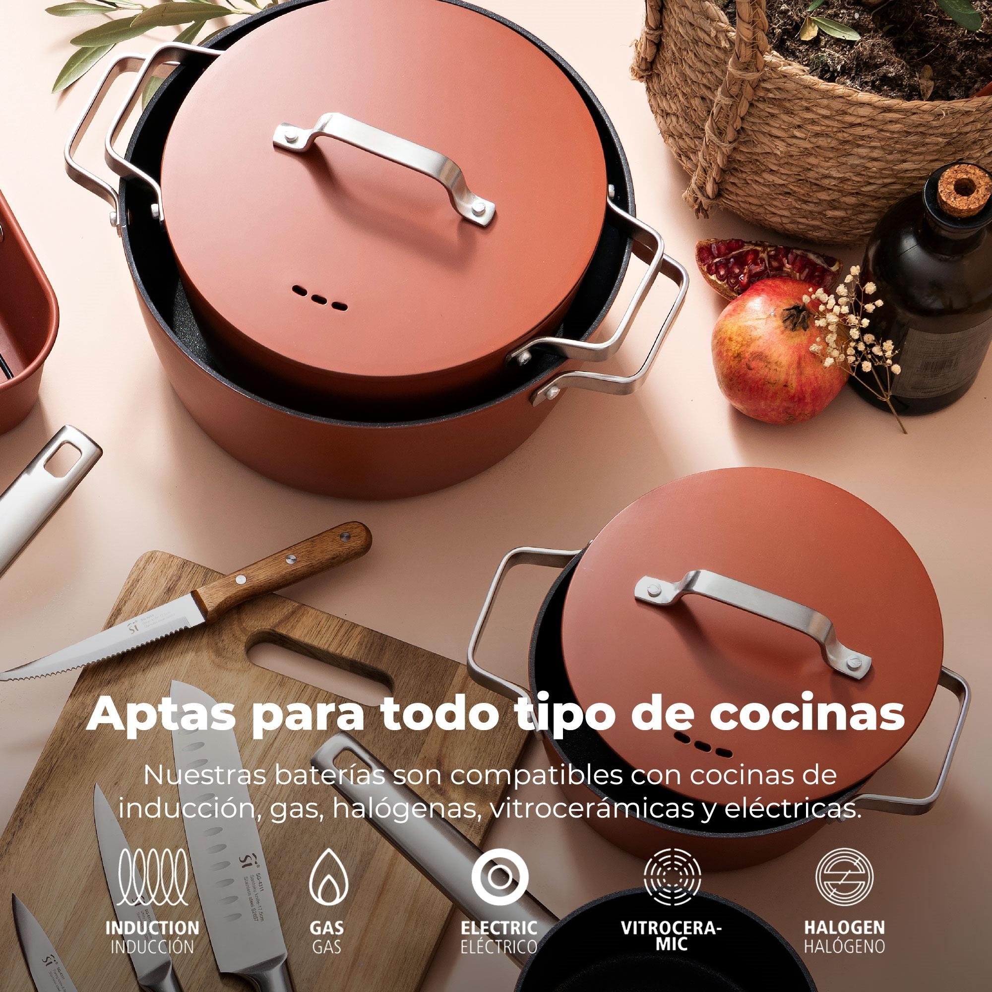 Ollas de cobre con tapas, cuchillos, granada y una cesta. Texto: 'Aptas para todo tipo de cocinas'.