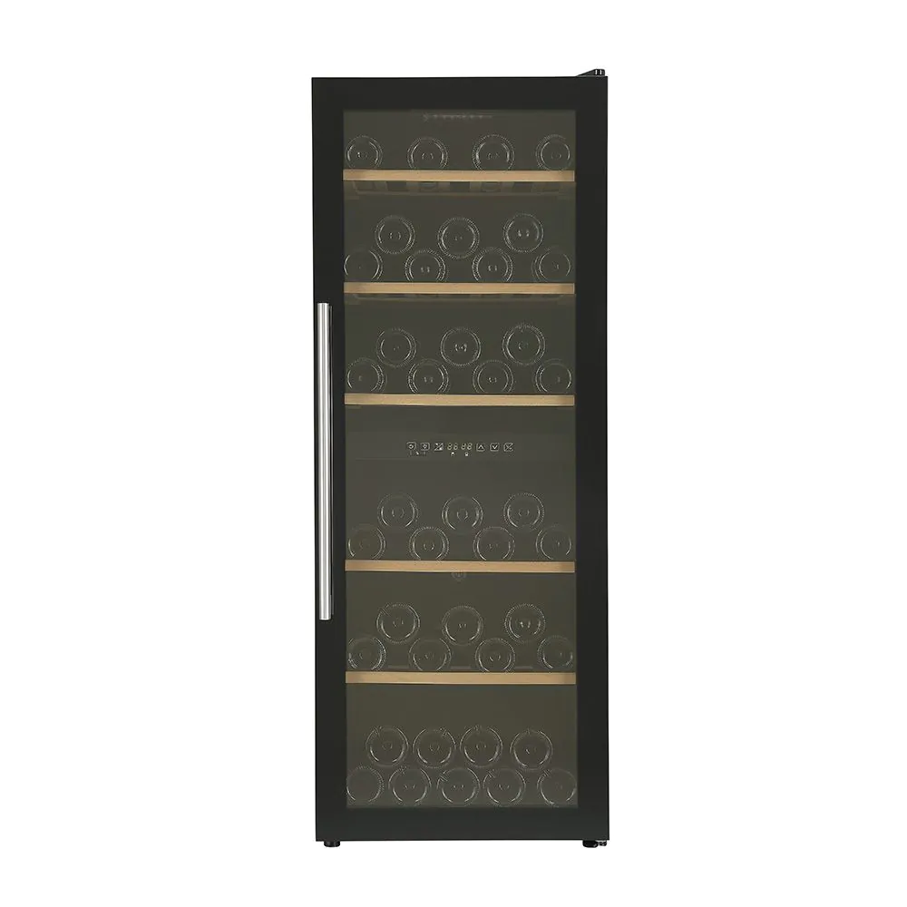 Un refrigeratore per vino nero con porta a vetro. All'interno, numerose bottiglie di vino poggiano su scaffali di legno. Maniglia argentata a sinistra.
