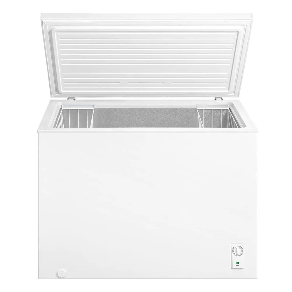 Un congelatore a pozzetto bianco con il coperchio aperto. All'interno, c'è un interno grigio e un cestello in filo bianco. L'esterno ha un pannello di controllo.