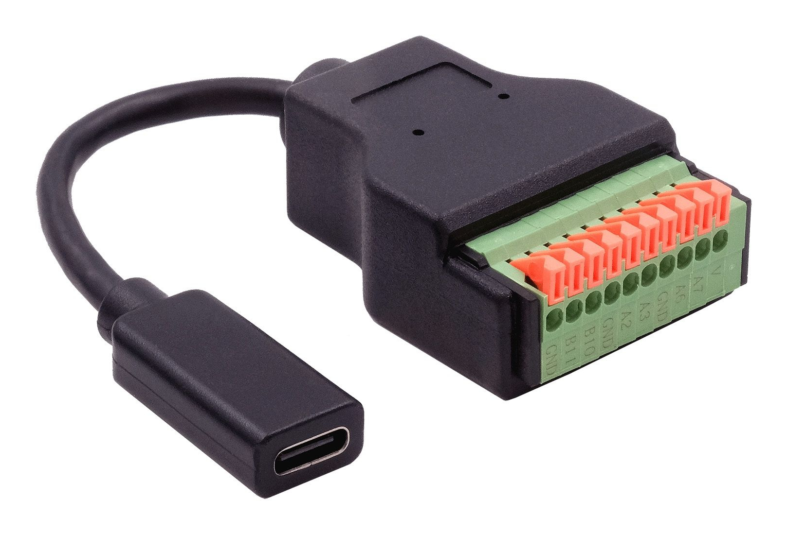 Czarny konektor z portem USB-C i listwą zaciskową. Pomarańczowe i zielone zaciski. Czarny kabel łączy części.
