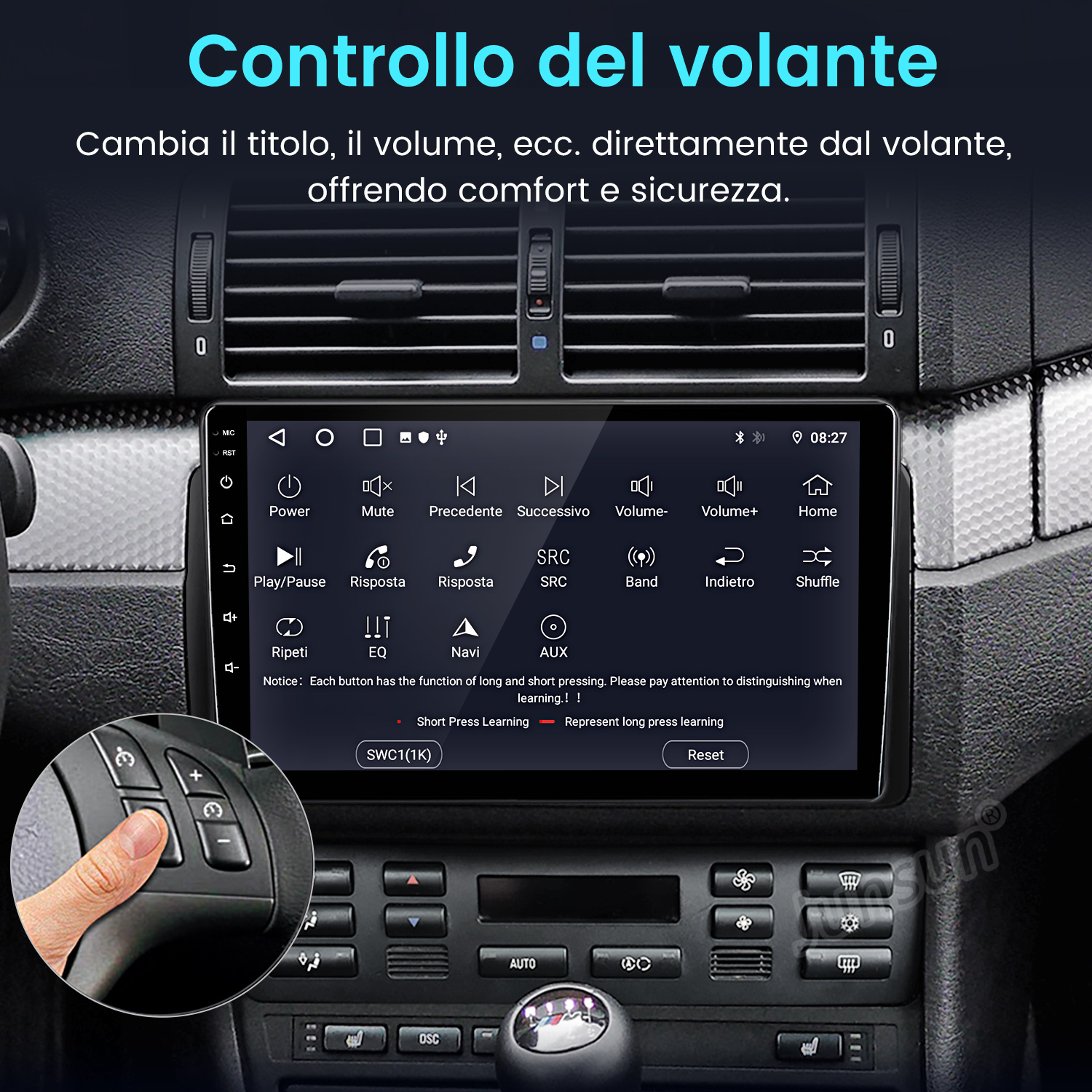 Cruscotto dell'auto con schermo e controlli, volante con pulsanti e bocchette dell'aria. Una mano preme un pulsante.