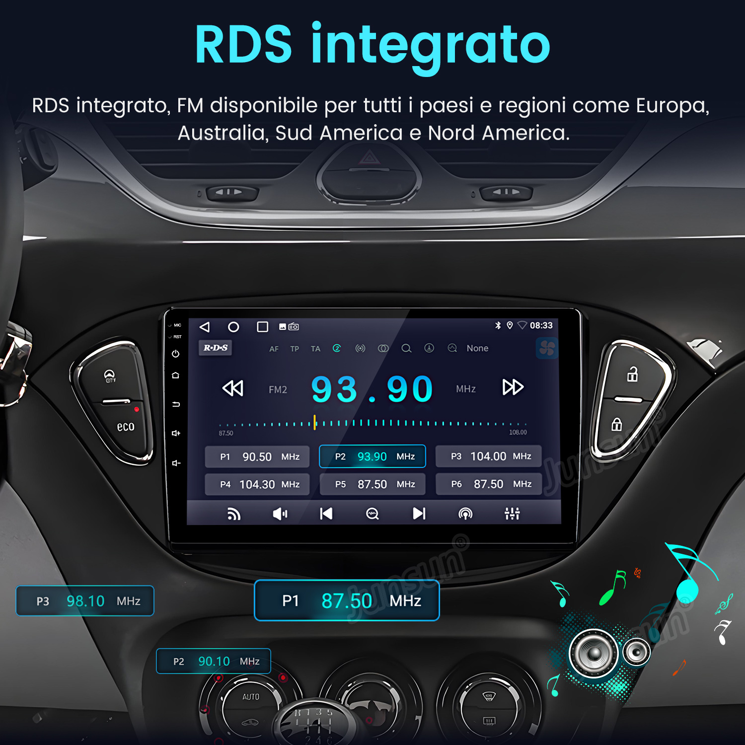 Schermo autoradio che mostra la frequenza FM 93,90 MHz, con canali preimpostati. Testo in italiano, con interno auto sullo sfondo.