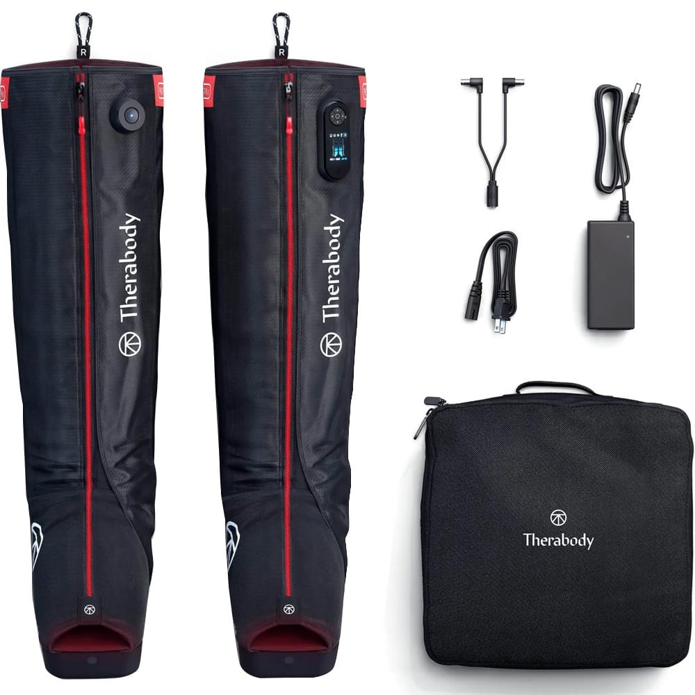 Sistema de recuperación de piernas Therabody negro, incluye mangas para piernas, cargador, cables y estuche. Se ven detalles en rojo.