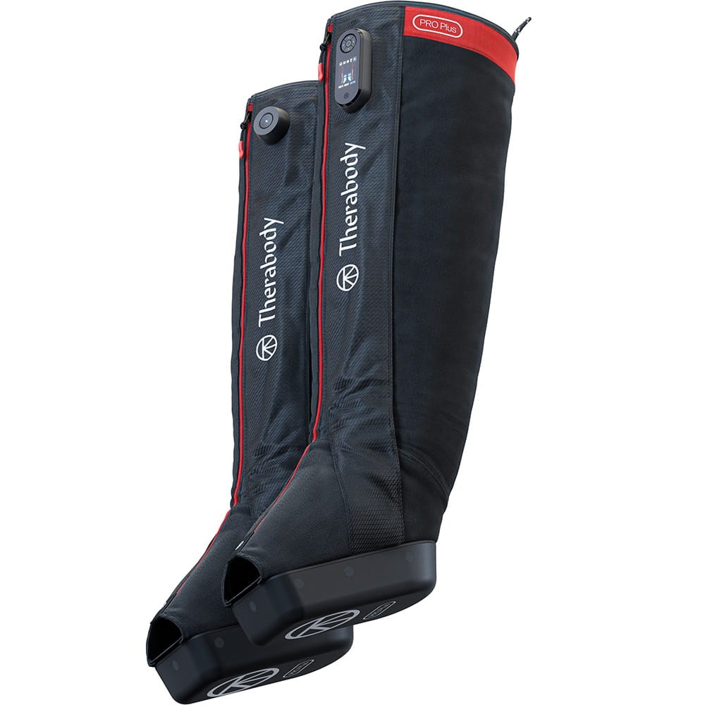 Zwei schwarze Kompressionsstiefel. Sie haben rote Akzente und das Therabody-Logo. Die Oberseite hat PRO PLUS in Rot. Jeder Stiefel hat ein Bedienfeld.