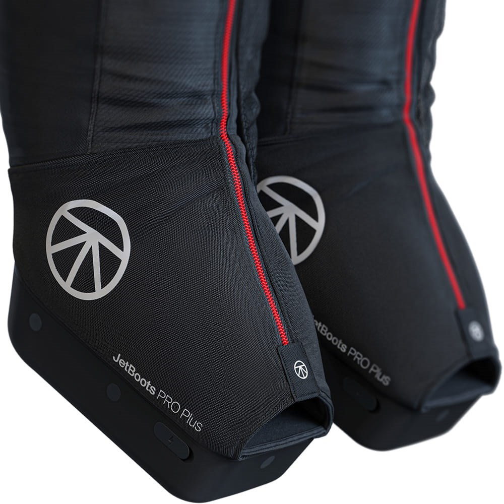 Schwarze JetBoots PRO Plus Stiefel mit roten Reißverschlüssen und weißen Logos. Die Stiefel haben ein modernes Design und sind isoliert.