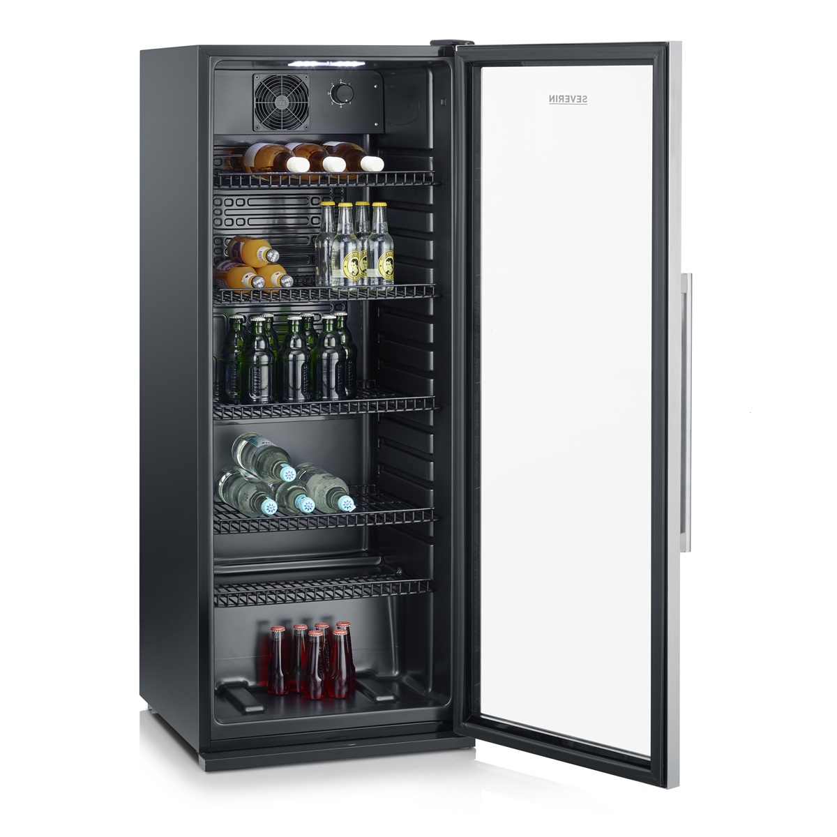 Un refrigeratore per bevande nero con una porta a vetro aperta, che mostra varie bevande in bottiglia sugli scaffali. La maniglia è argentata.