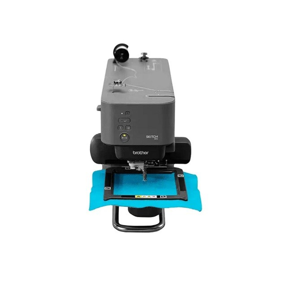 Maszyna do szycia Brother Skitch, z szarą obudową i niebieską tkaniną w ramie do haftowania. Marka jest widoczna z przodu.