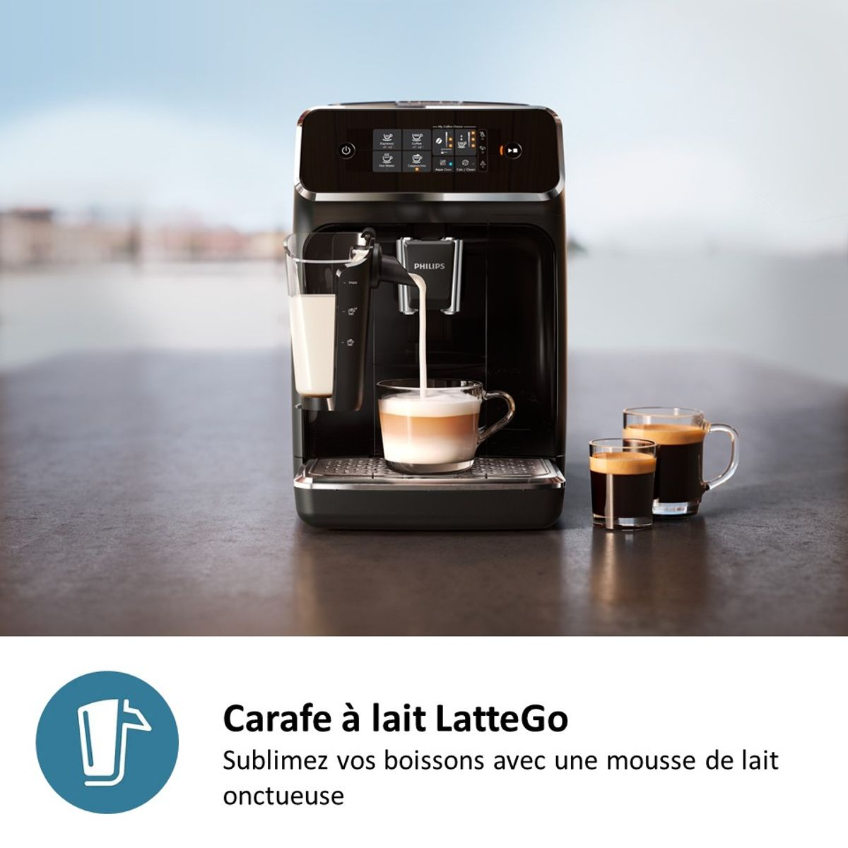 Czarny ekspres do kawy Philips robi latte, z dzbankiem na mleko po lewej i dwoma szklankami kawy po prawej.