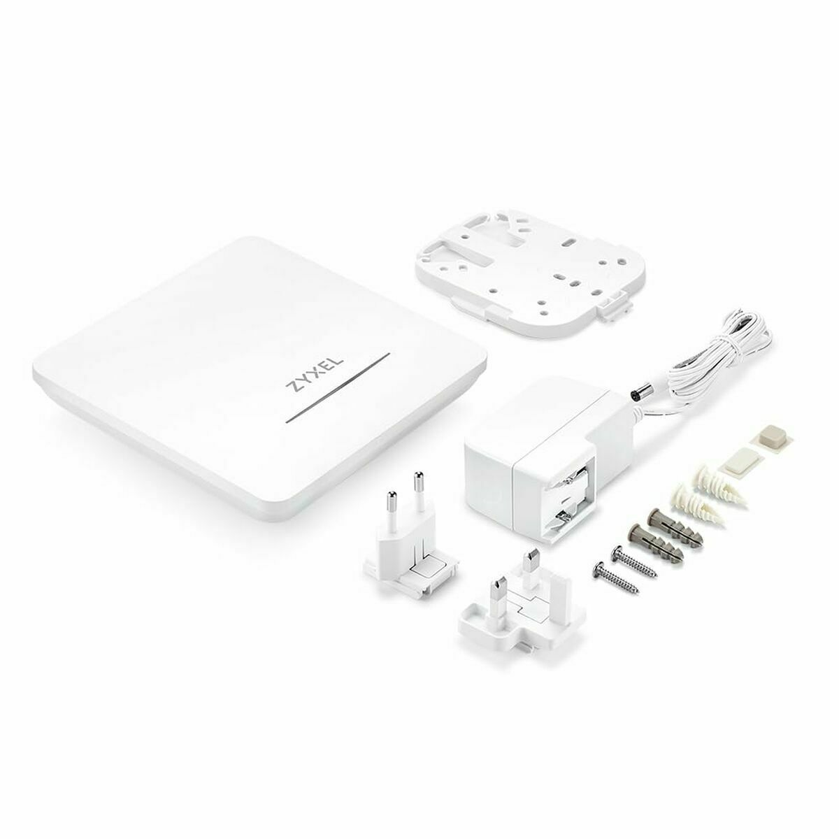 Witte Zyxel netwerkapparaat met accessoires. Inclusief voedingsadapter, stekkers, schroeven en montagebeugel. Alle items zijn wit.