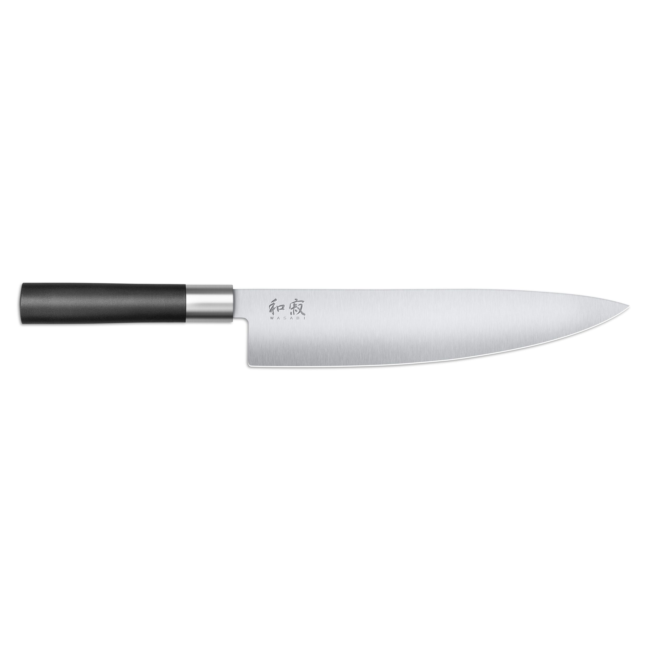 Ein japanisches Küchenmesser, schwarzer Griff mit silberner Zwinge, Klinge mit Text, auf weißem Hintergrund.