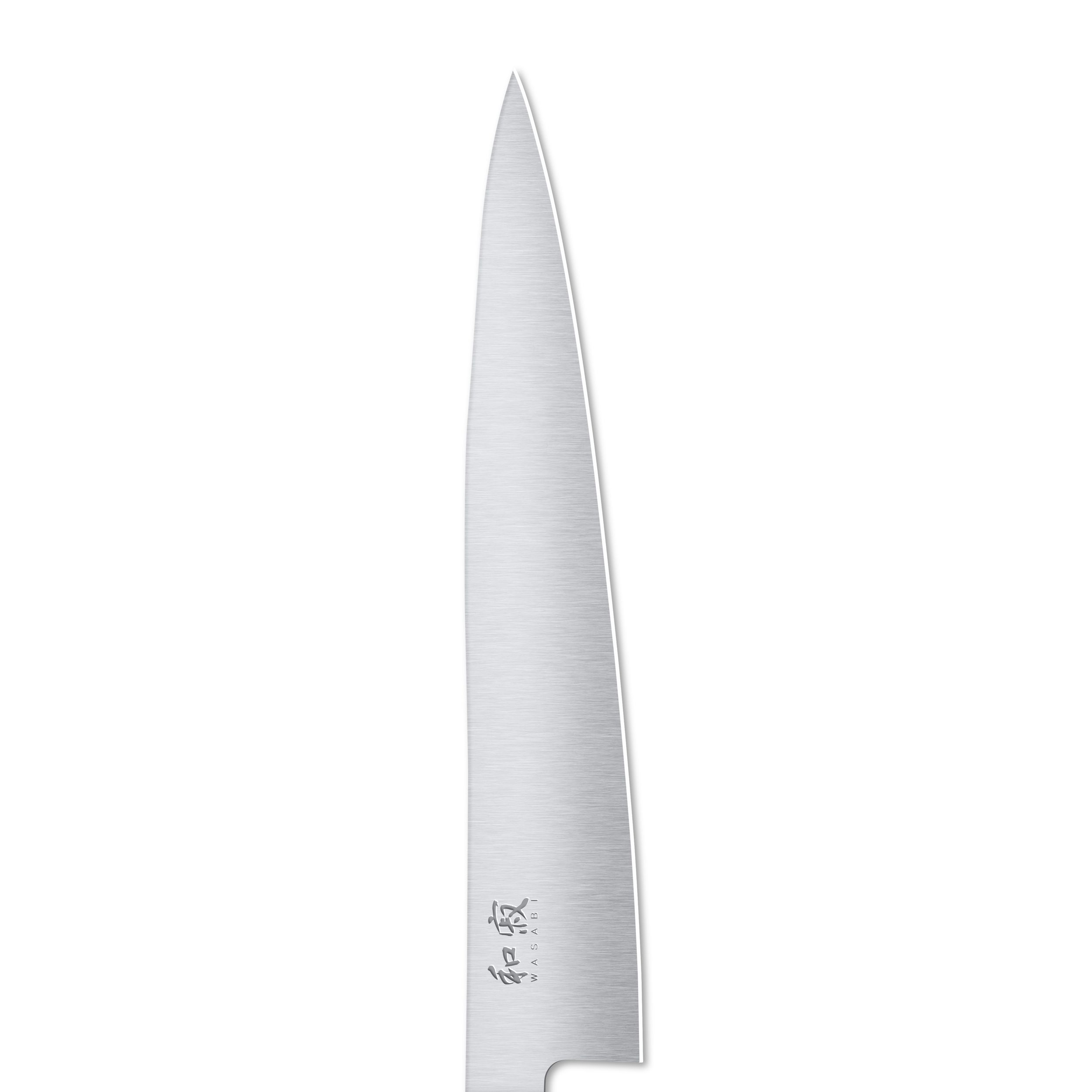 Nahaufnahme eines japanischen Messers aus Edelstahl, scharfe Klinge zeigt nach oben. Der Hintergrund ist weiß.