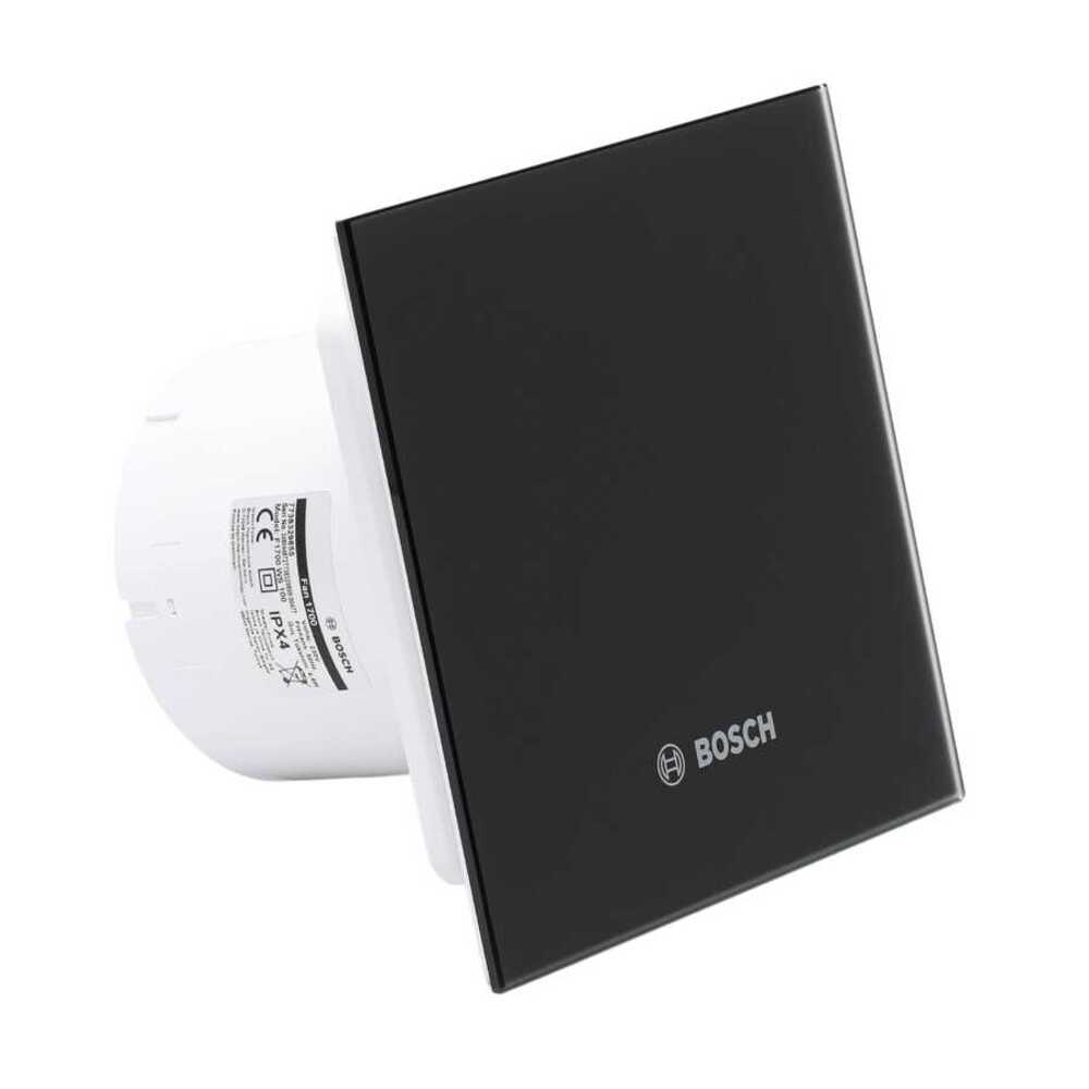 Beyaz ve siyah bir Bosch havalandırma fanı açılı duruyor. Siyah kare ön yüzde Bosch logosu var. Beyaz arka yüzde etiketler var.