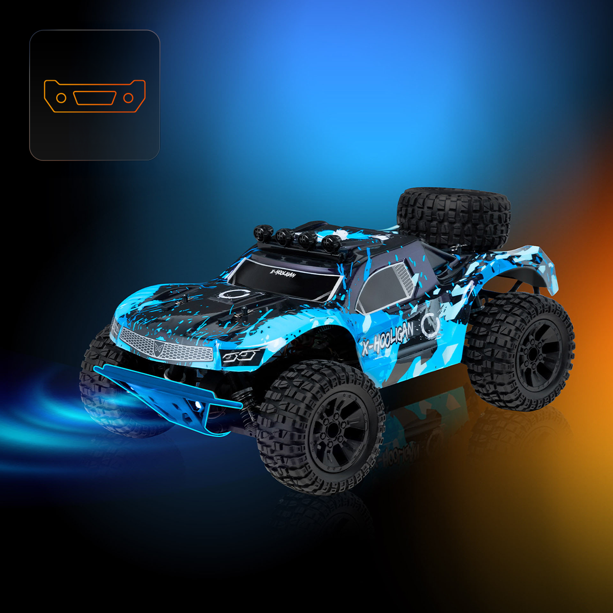 Ein blau-schwarzes Spielzeugauto mit großen Reifen. Es hat einen Reservereifen oben und ist mit blauen und orangen Lichtern beleuchtet.